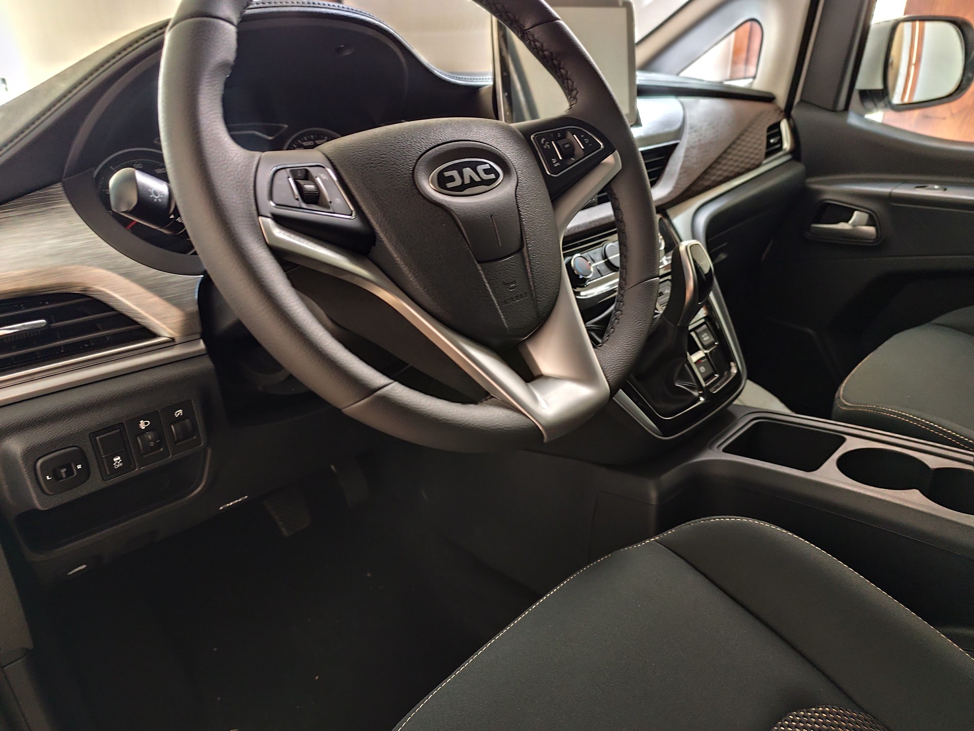 JAC M3ev-image-5