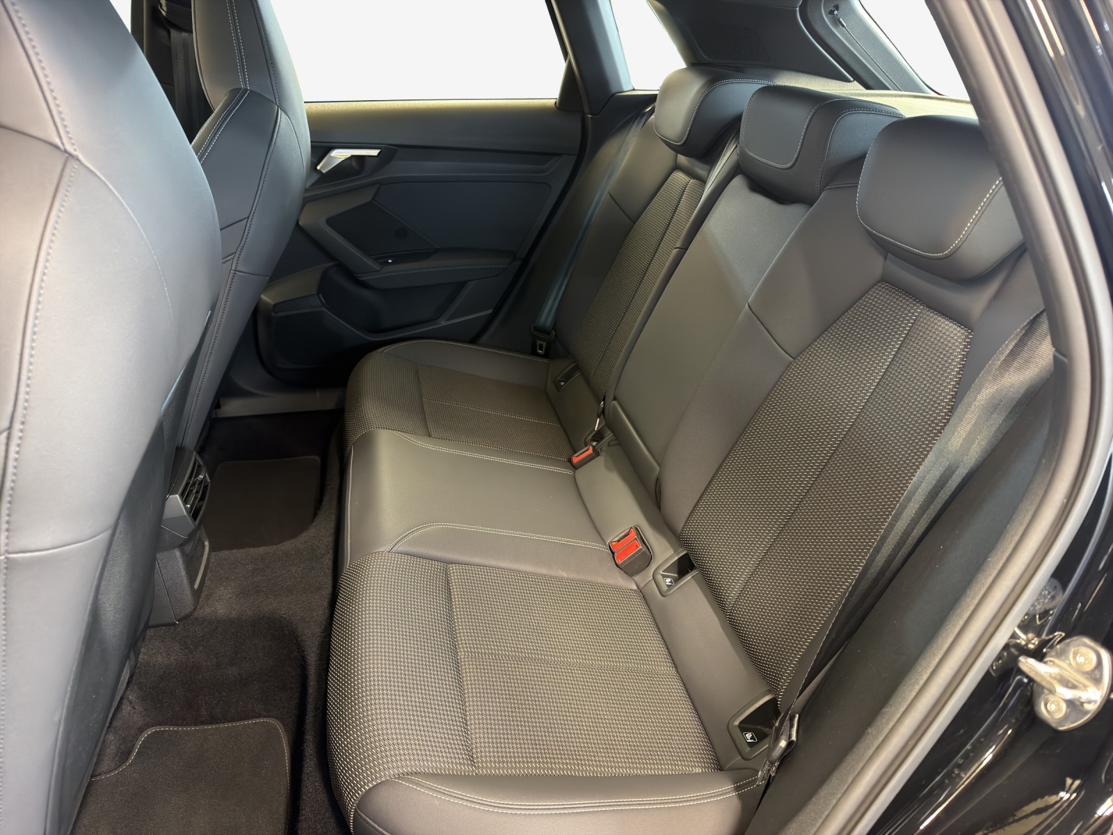 AUDI A3 Sportback 35 TFSI Attraction S-tronic-image-11