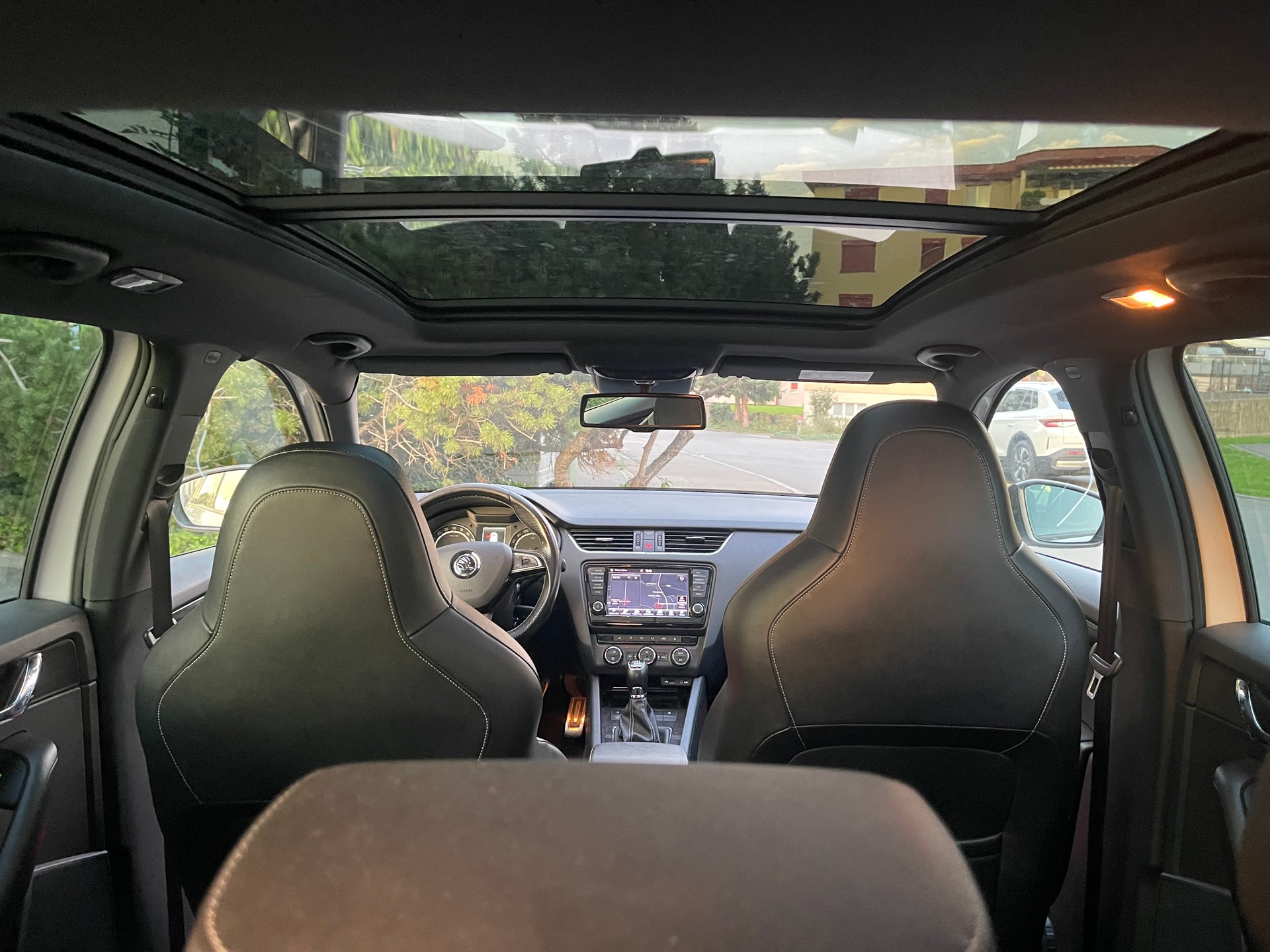 SKODA Octavia Combi 2.0 TDI RS-image-11