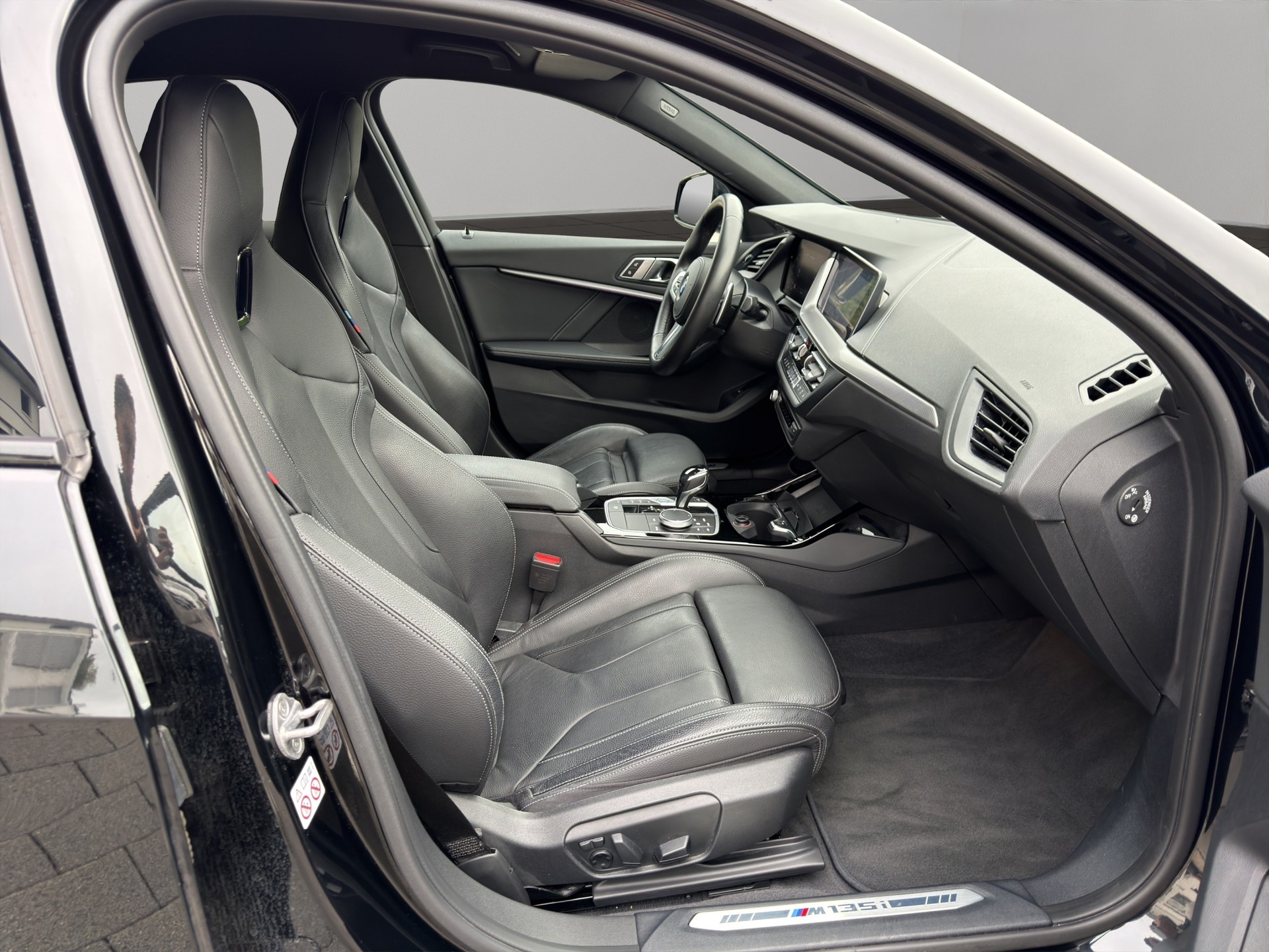 BMW M135i xDrive Steptronic-image-18