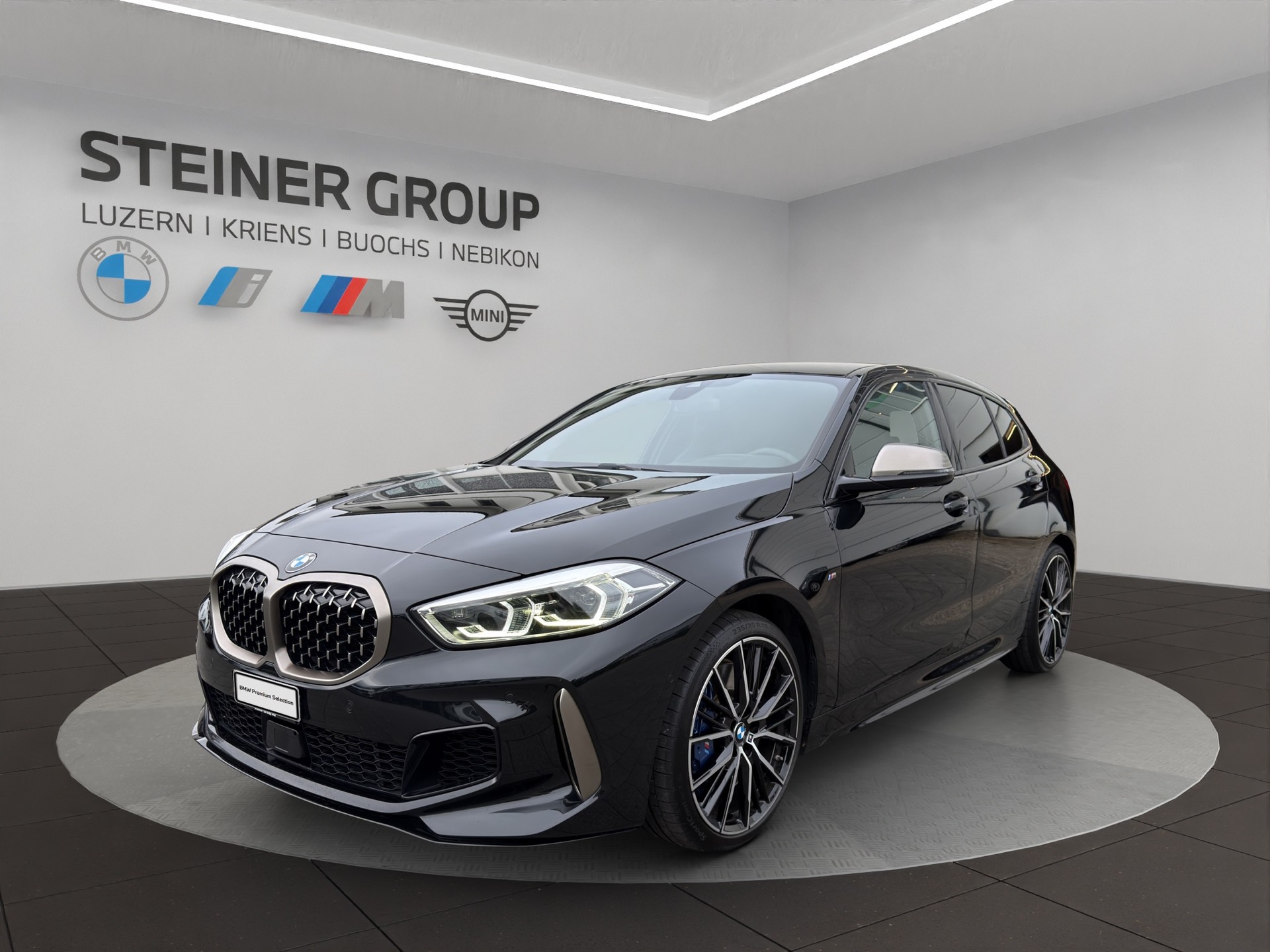 BMW M135i xDrive Steptronic-image-0