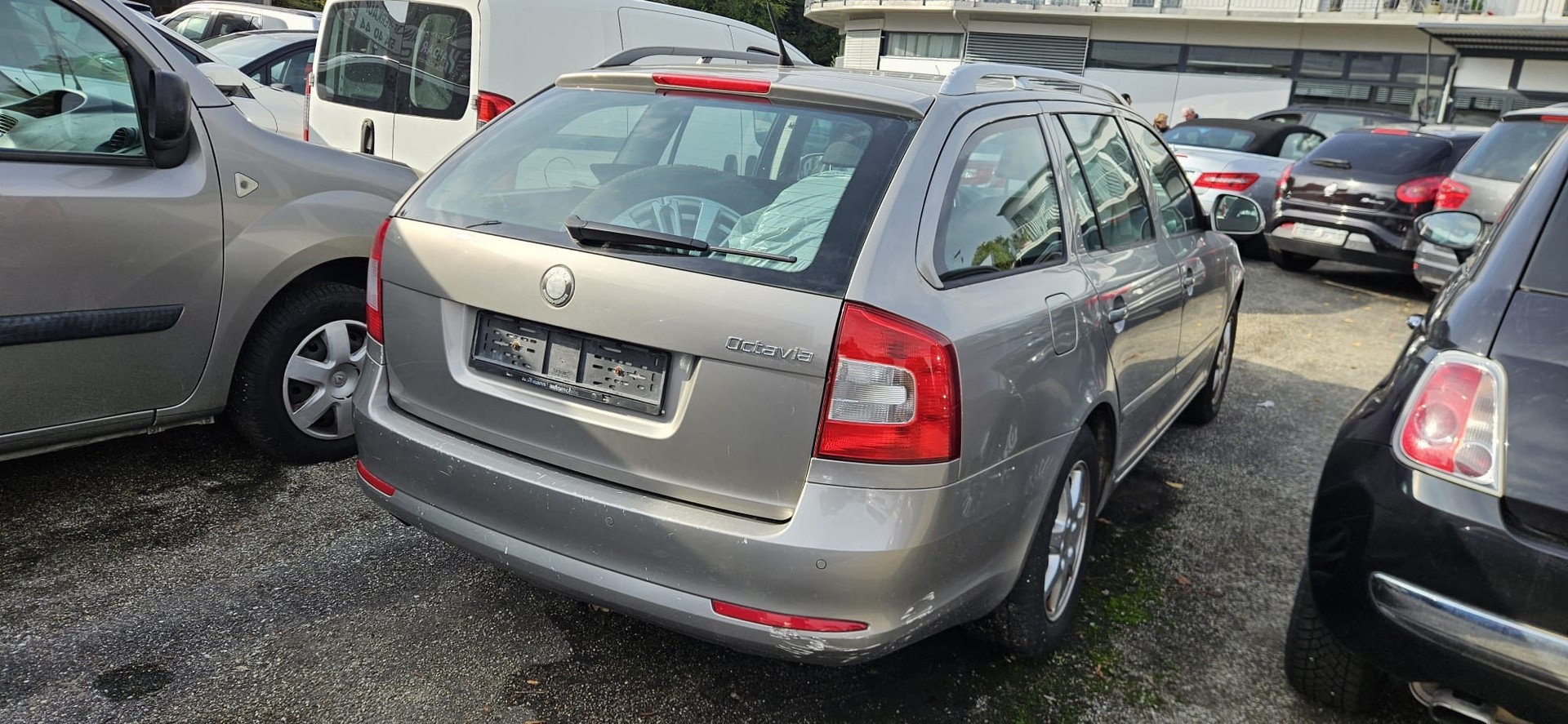 SKODA Octavia Combi 1.6 TDI Ambiente-image-6