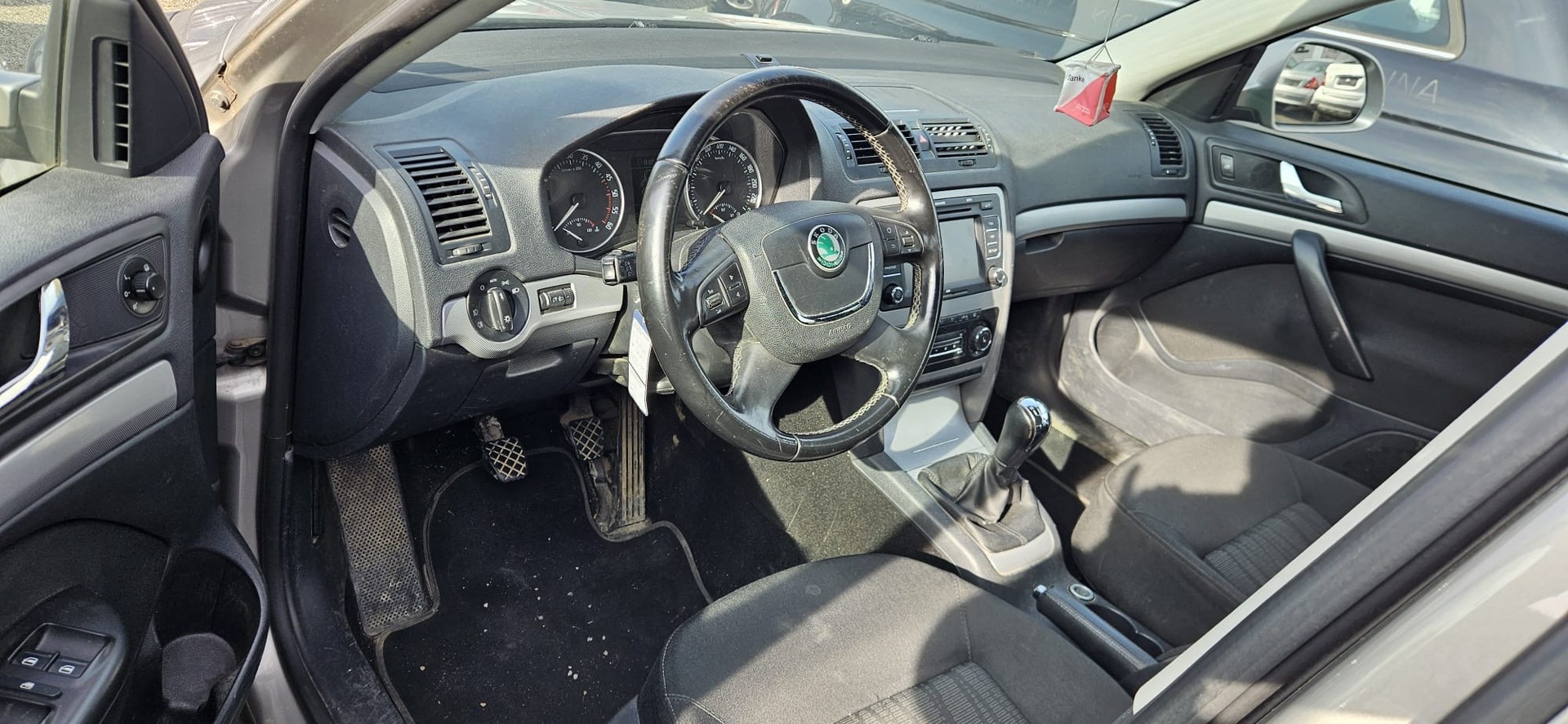 SKODA Octavia Combi 1.6 TDI Ambiente-image-7