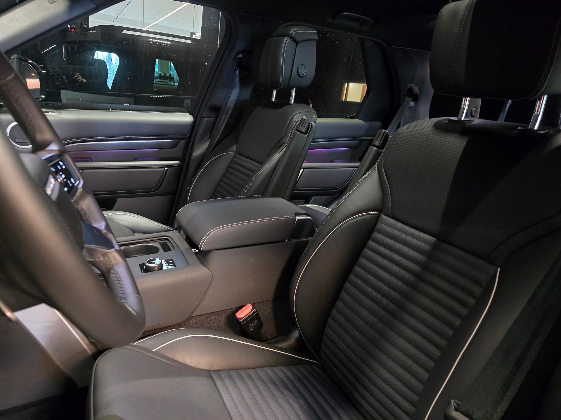 LAND ROVER Discovery 3.0 D I6 300 Metropolitan Edition-image-6