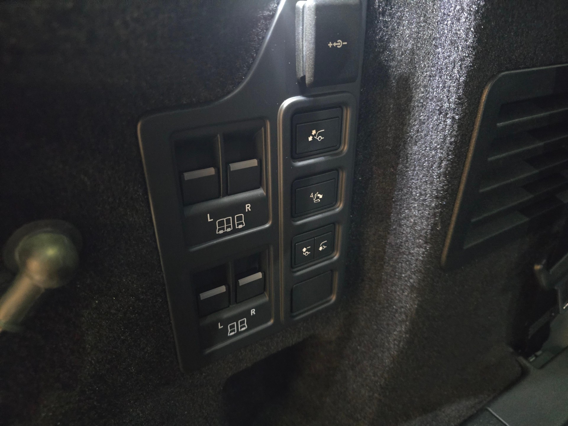 LAND ROVER Discovery 3.0 D I6 300 Metropolitan Edition-image-4