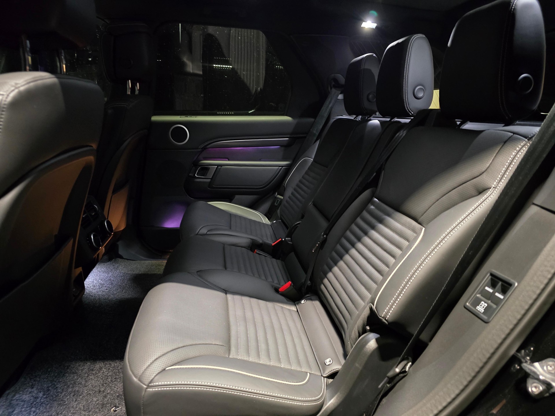 LAND ROVER Discovery 3.0 D I6 300 Metropolitan Edition-image-5