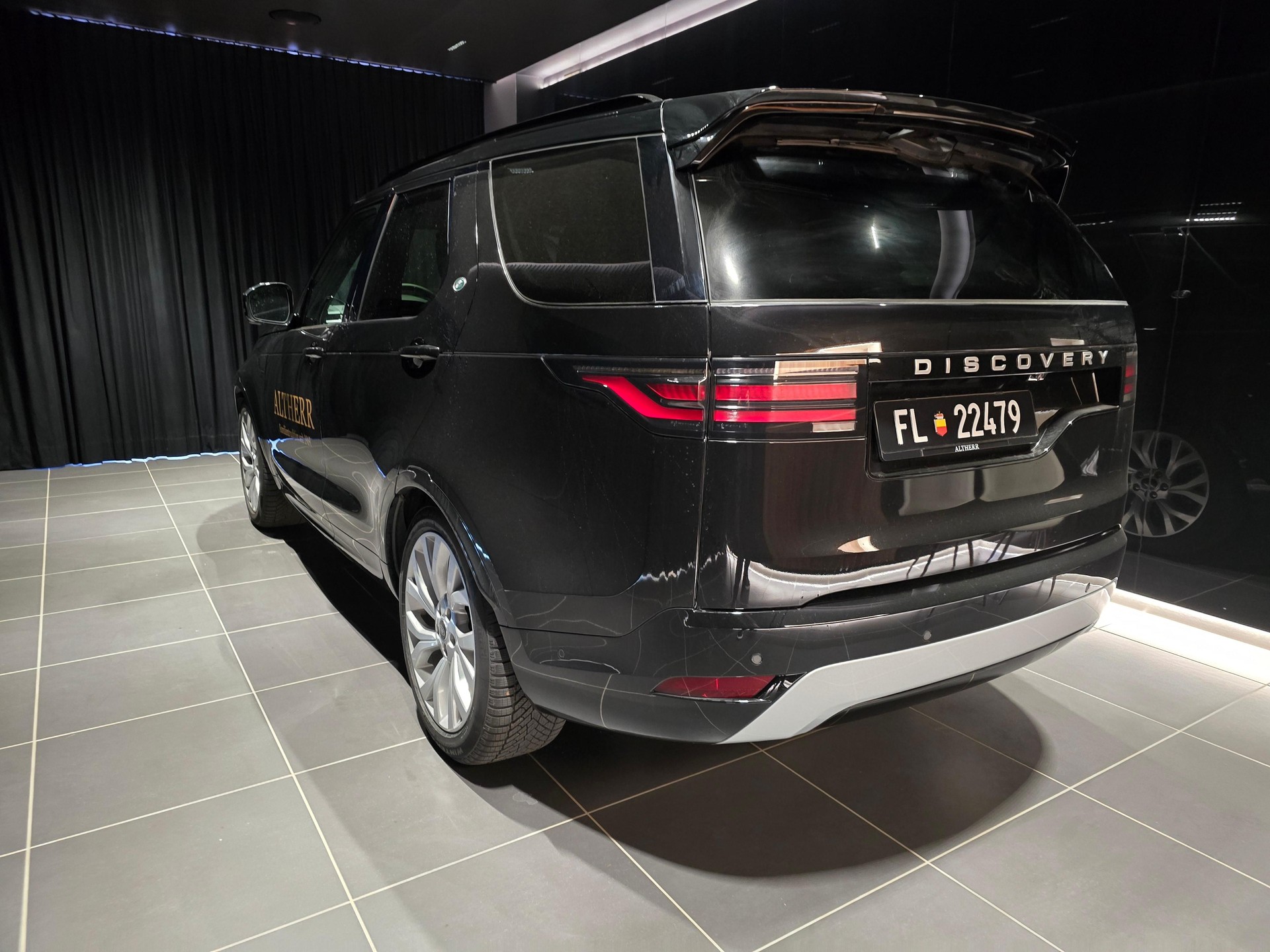 LAND ROVER Discovery 3.0 D I6 300 Metropolitan Edition-showroom-element-2