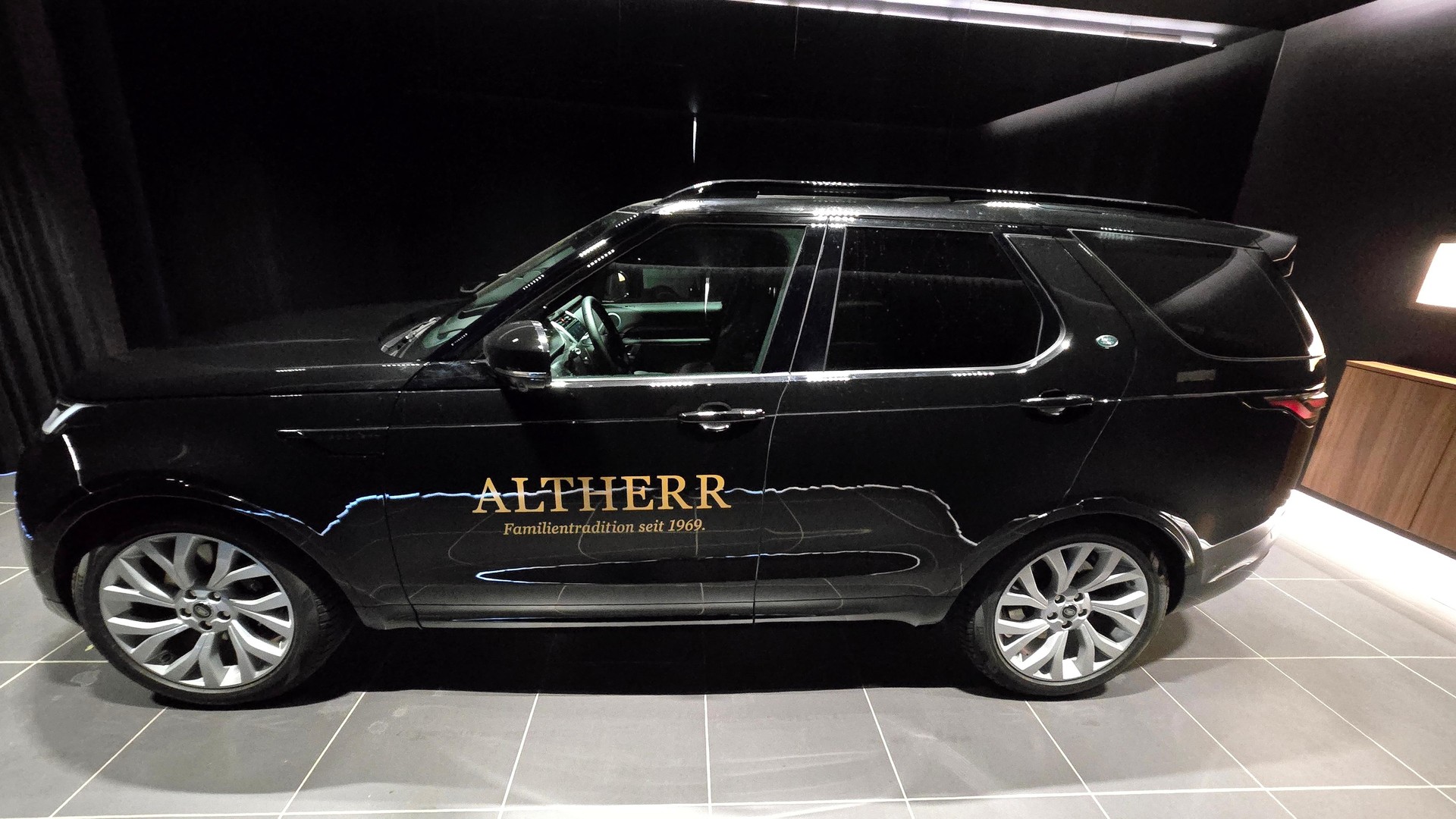 LAND ROVER Discovery 3.0 D I6 300 Metropolitan Edition-showroom-element-1