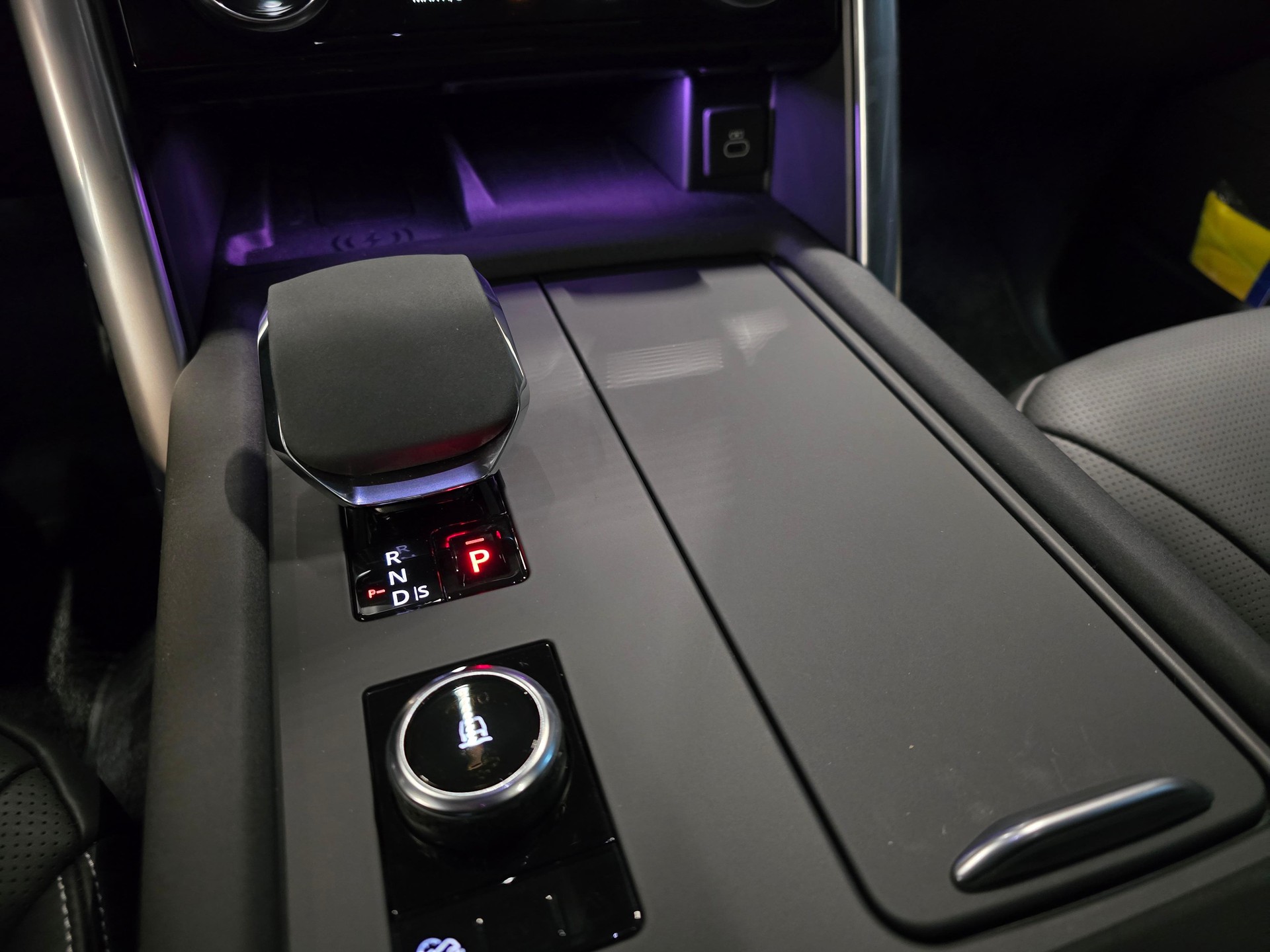 LAND ROVER Discovery 3.0 D I6 300 Metropolitan Edition-image-11