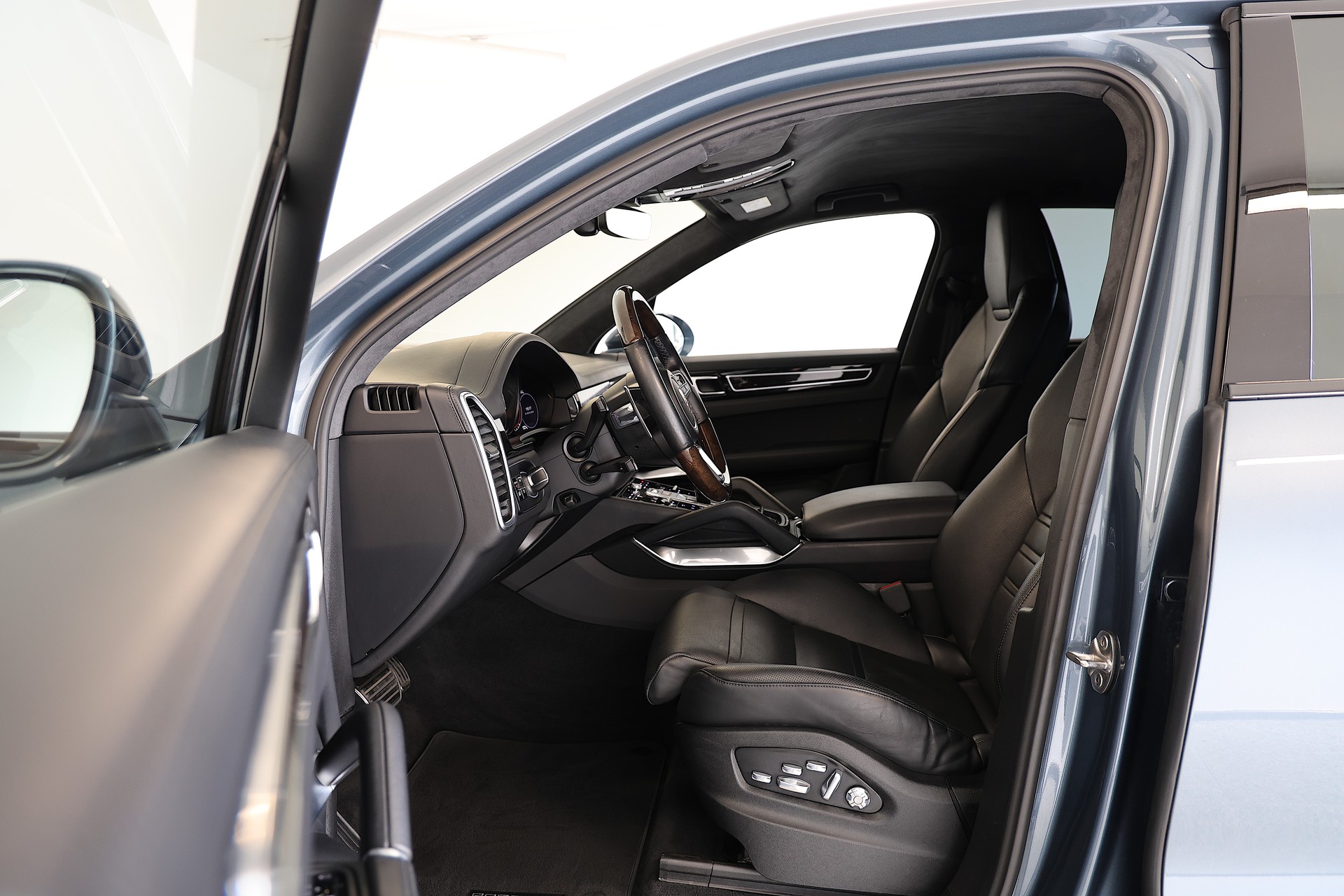 PORSCHE Cayenne Turbo-image-7