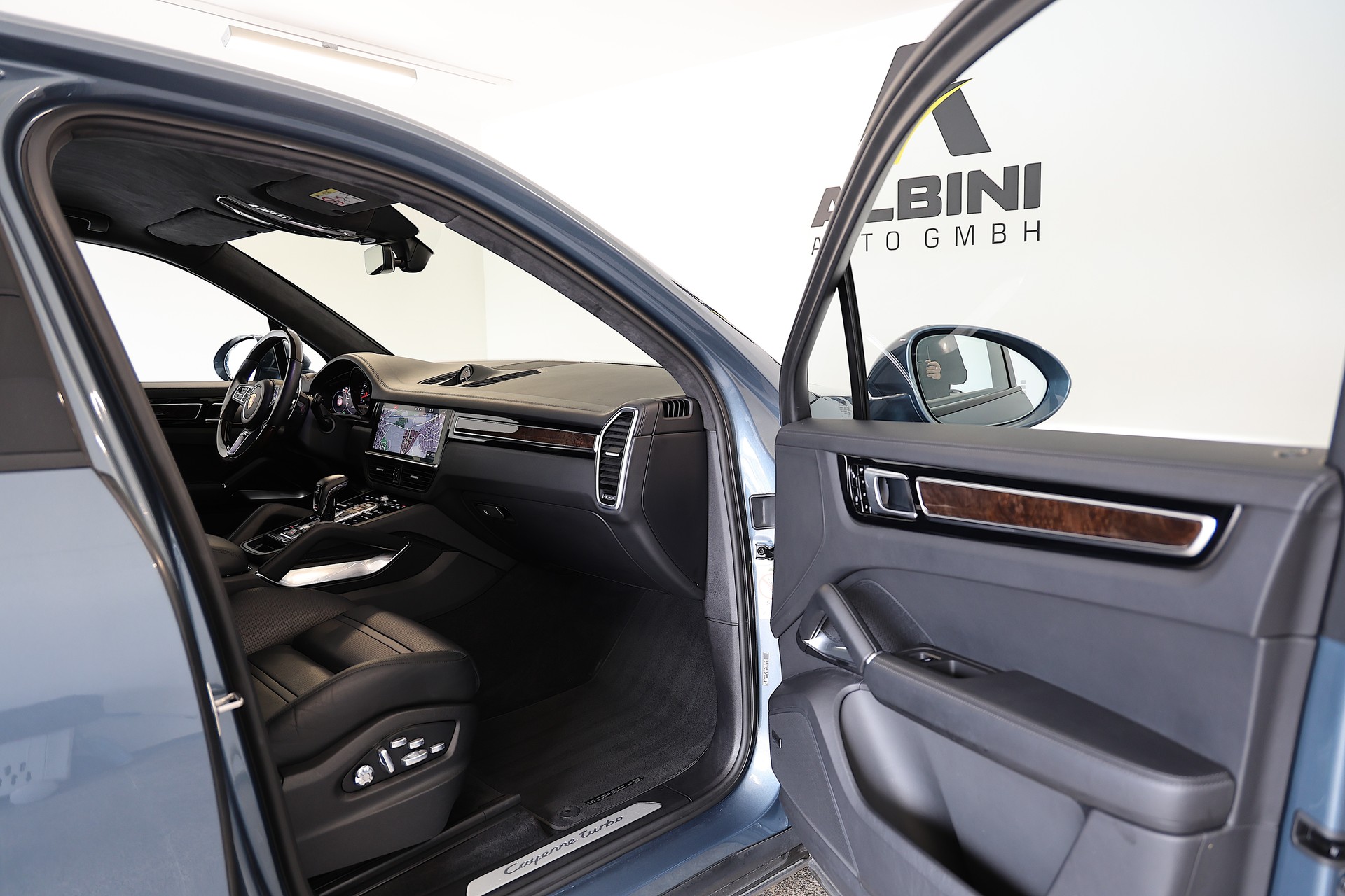 PORSCHE Cayenne Turbo-image-12