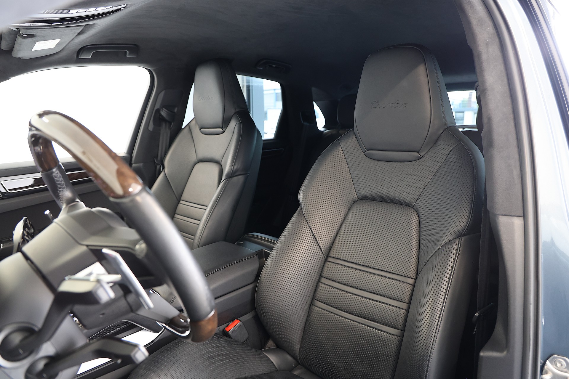 PORSCHE Cayenne Turbo-image-8
