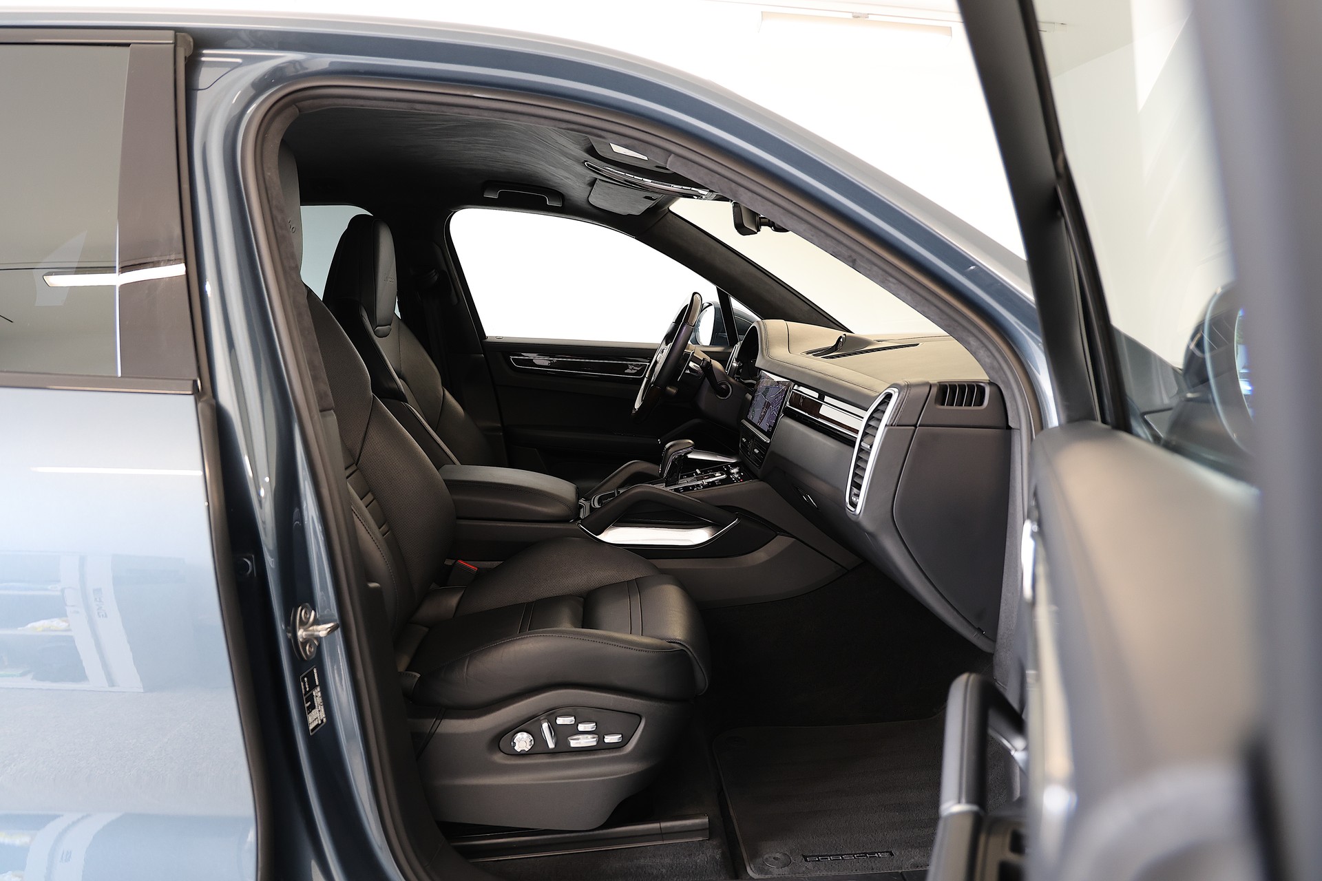 PORSCHE Cayenne Turbo-image-13