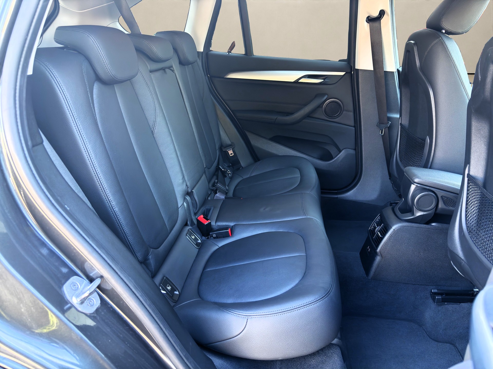 BMW X1 xDrive 20i Steptronic-image-14