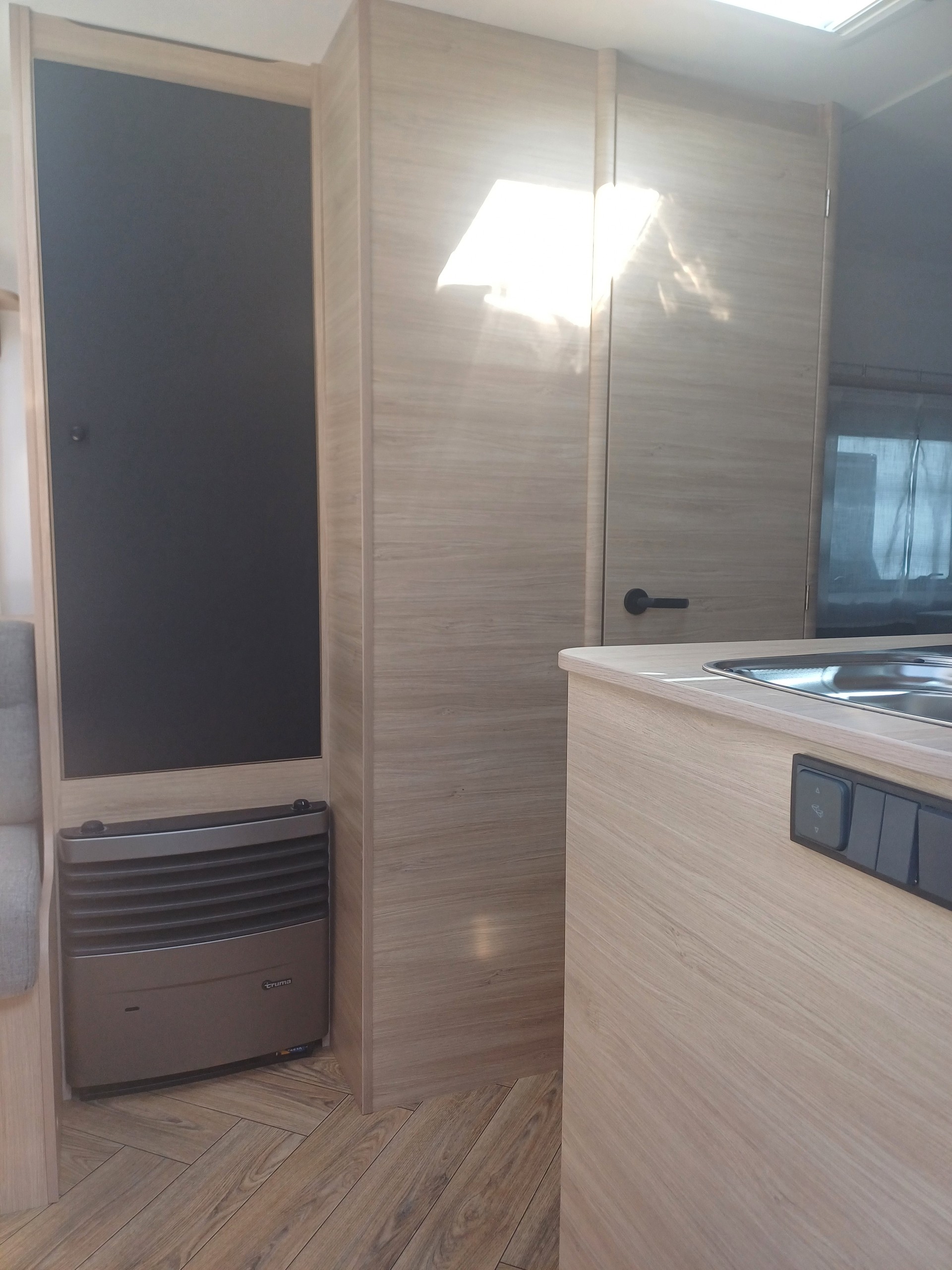 CARAVELAIR 492 Sport Line-image-6