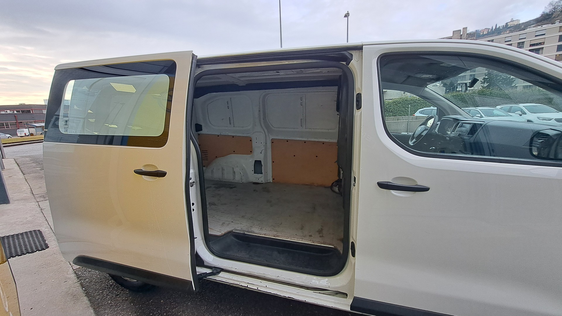 CITROEN Jumpy 1.6 BlueHDi 95 M Attraction-image-9
