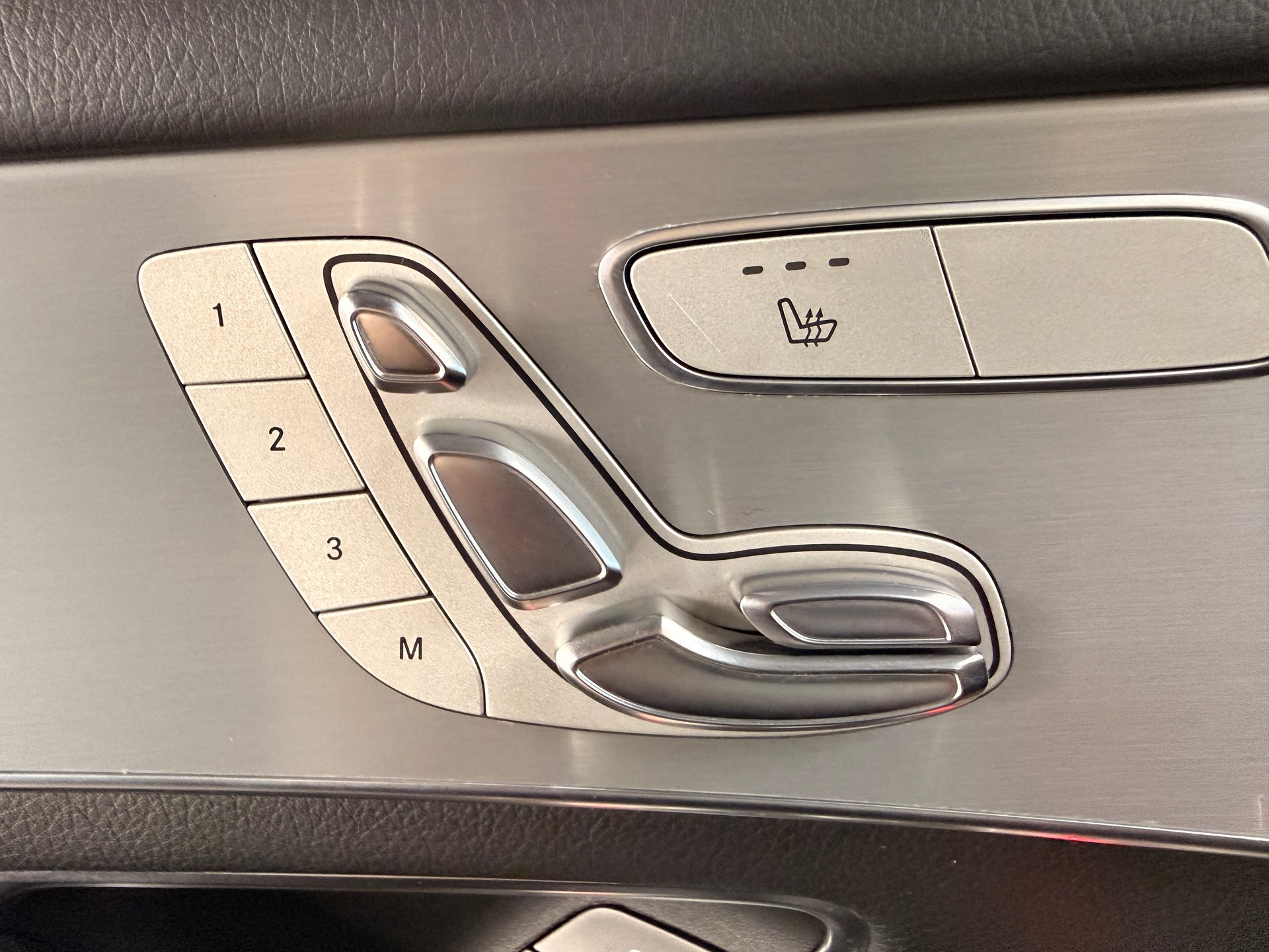 MERCEDES-BENZ GLC 250 d AMG Line 4Matic 9G-Tronic-image-18