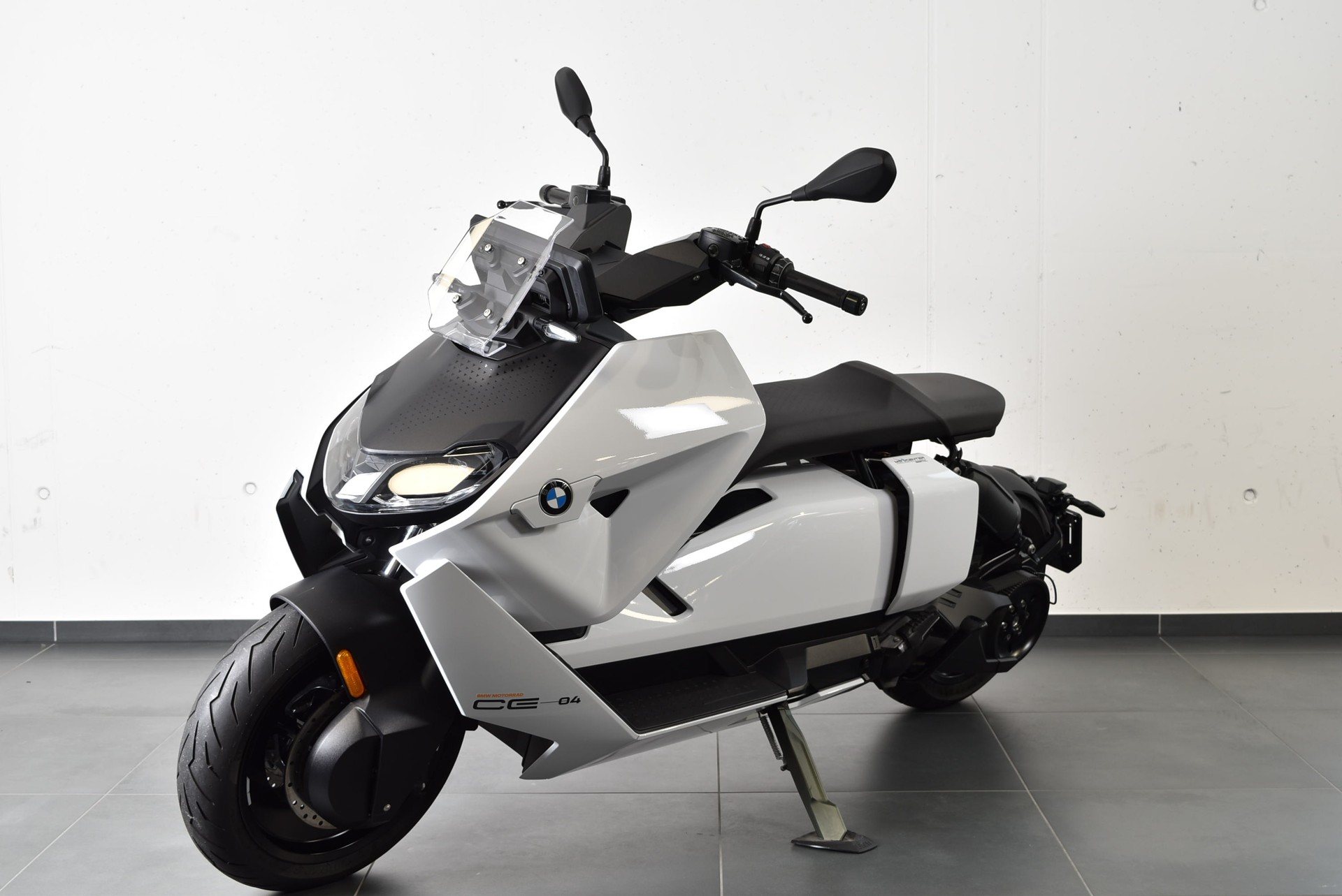 BMW CE 04-showroom-element-1
