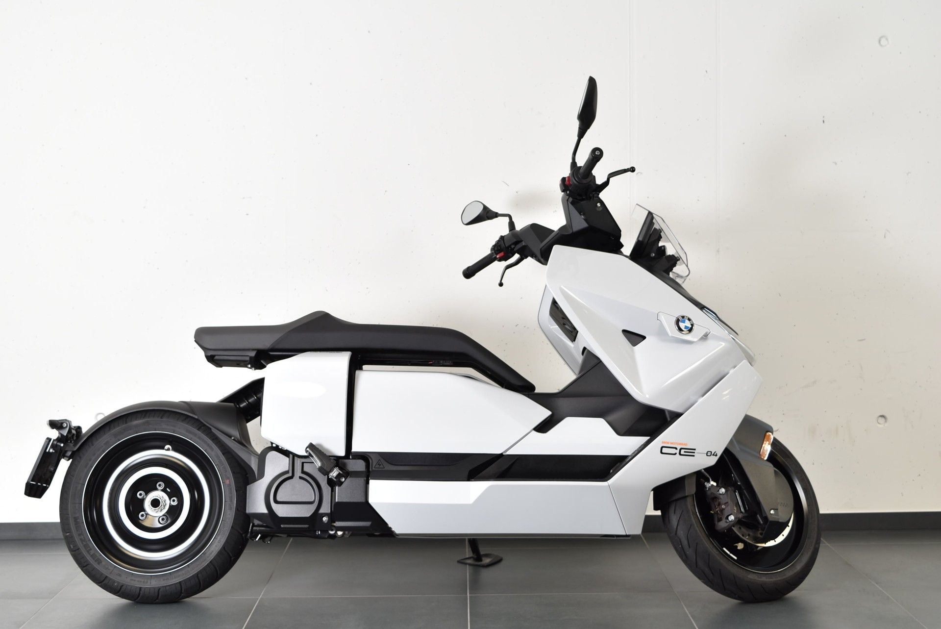 BMW CE 04-showroom-element-2