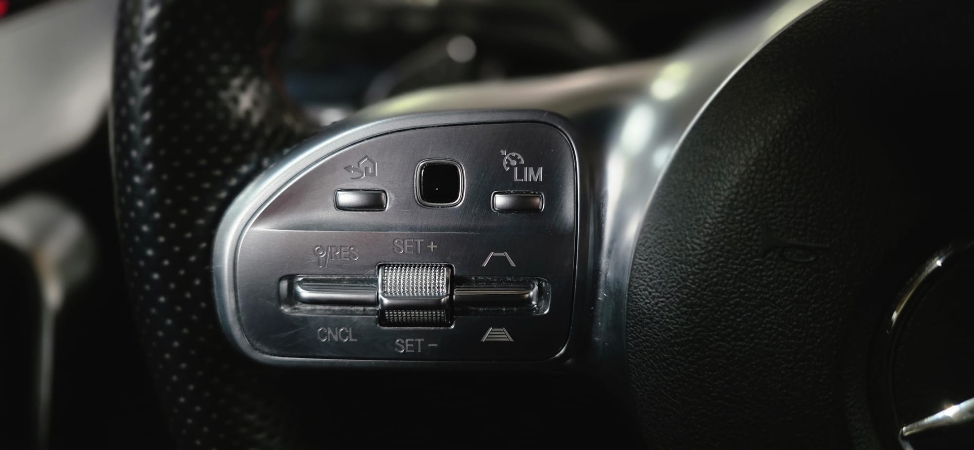 MERCEDES-BENZ A 250 AMG Line 7G-DCT-image-14