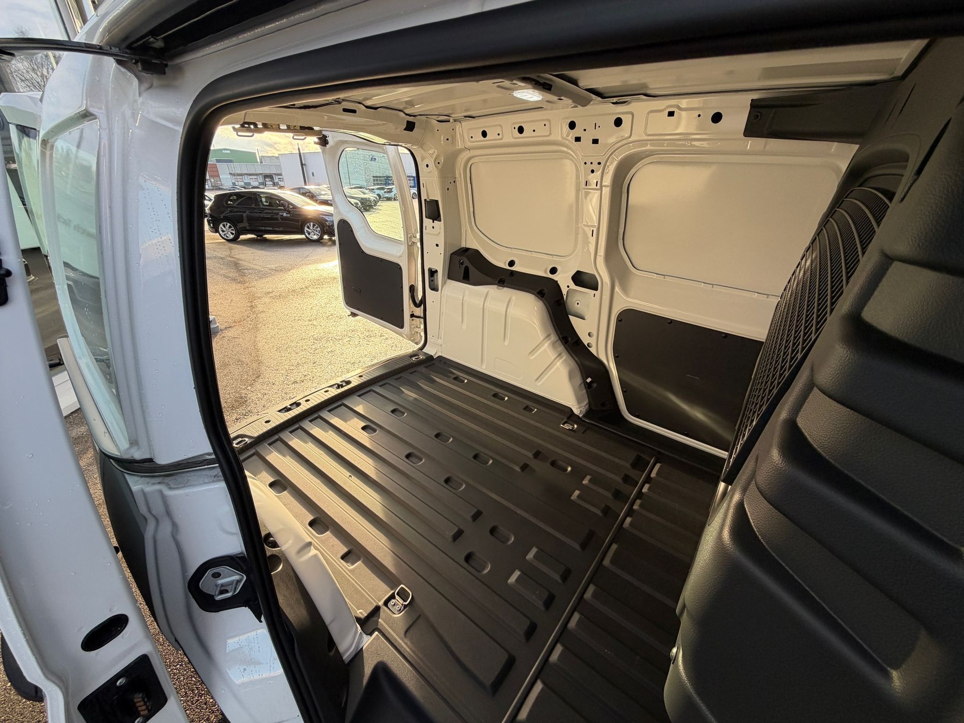 VW Caddy Cargo 2.0TDI Entry mit Klima-image-22