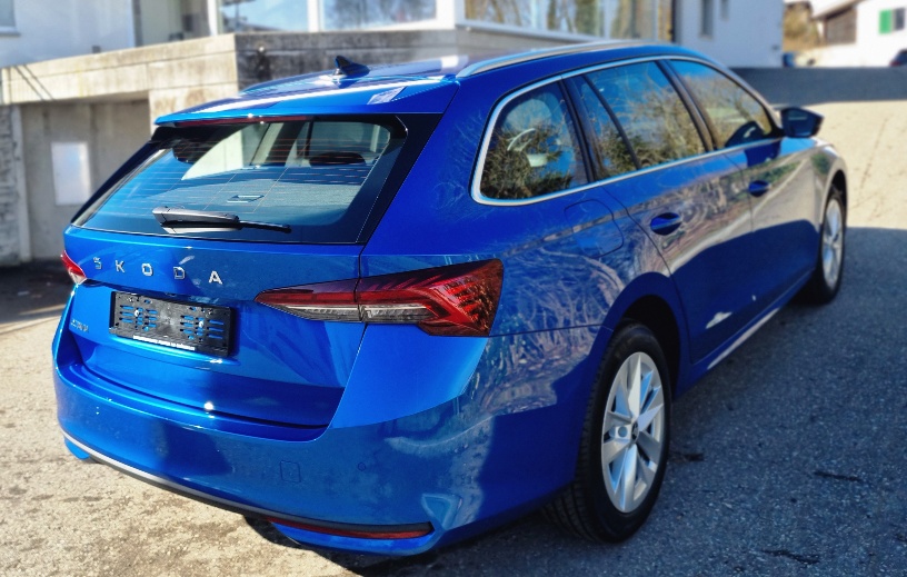 SKODA Octavia Combi 2.0 TDI DSG Selection-image-7