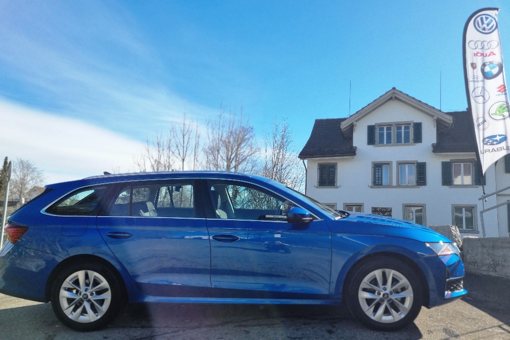SKODA Octavia Combi 2.0 TDI DSG Selection-image-5