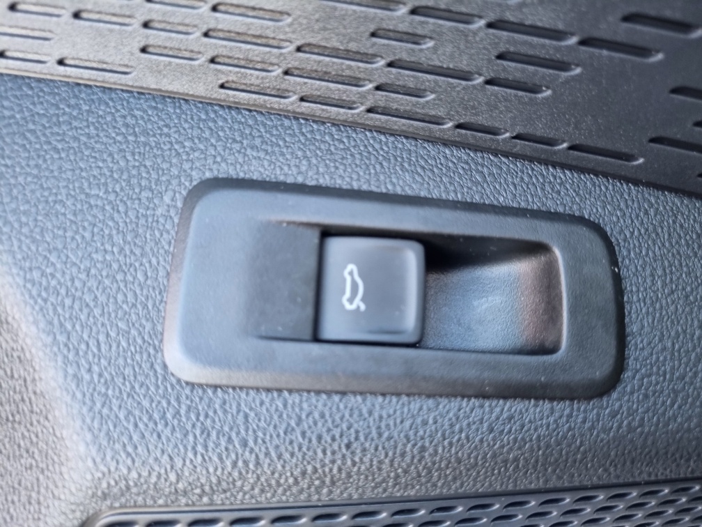 SKODA Octavia Combi 2.0 TDI DSG Selection-image-16