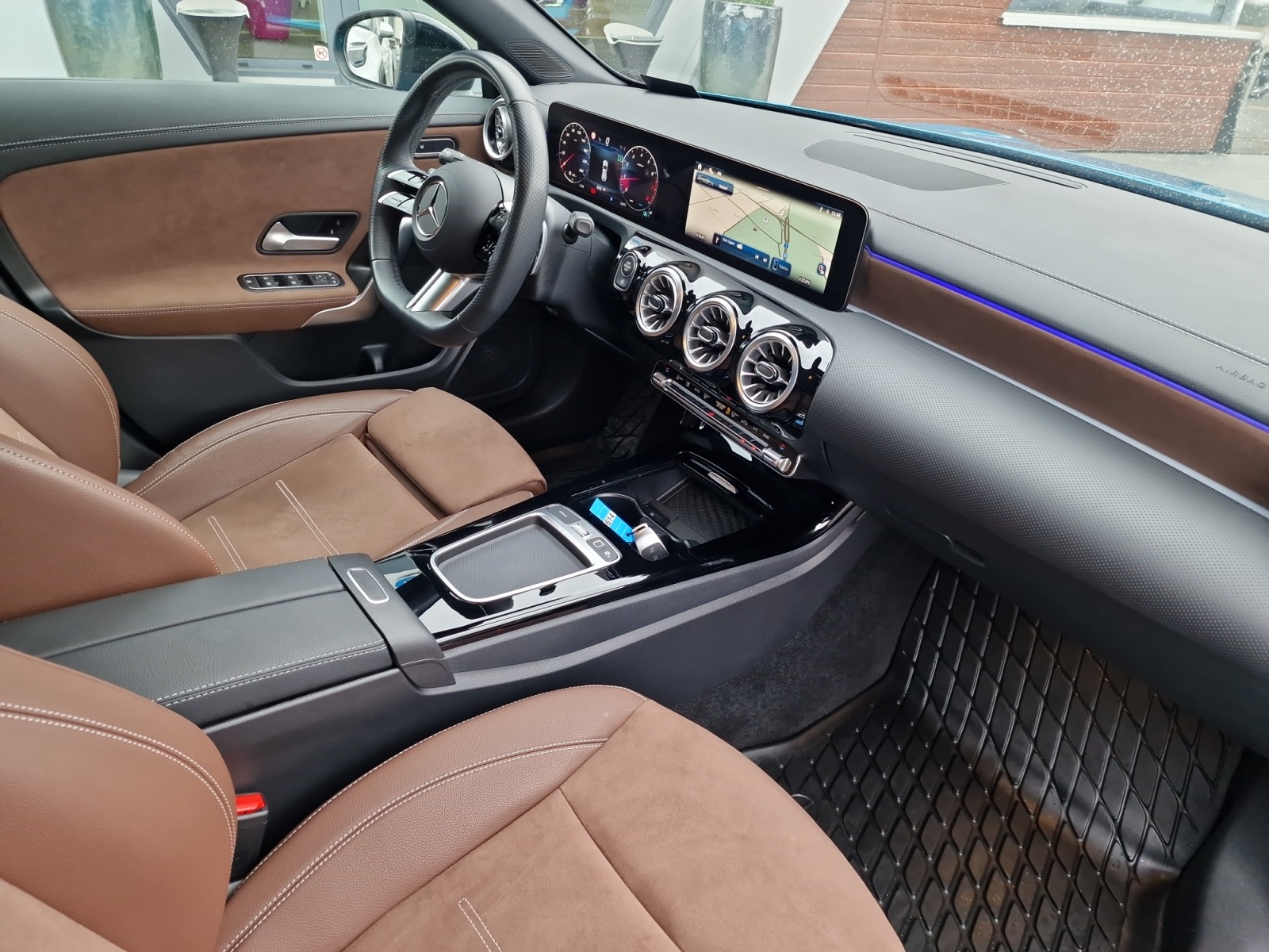 MERCEDES-BENZ CLA Shooting Brake 200 AMG Line Panorama AHK-image-20