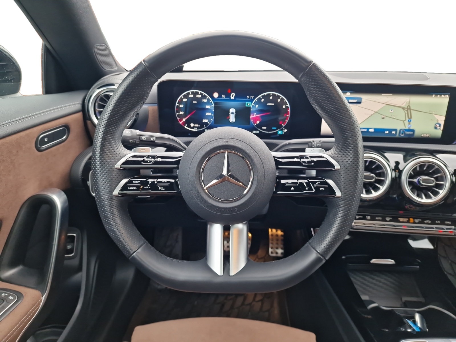 MERCEDES-BENZ CLA Shooting Brake 200 AMG Line Panorama AHK-image-12