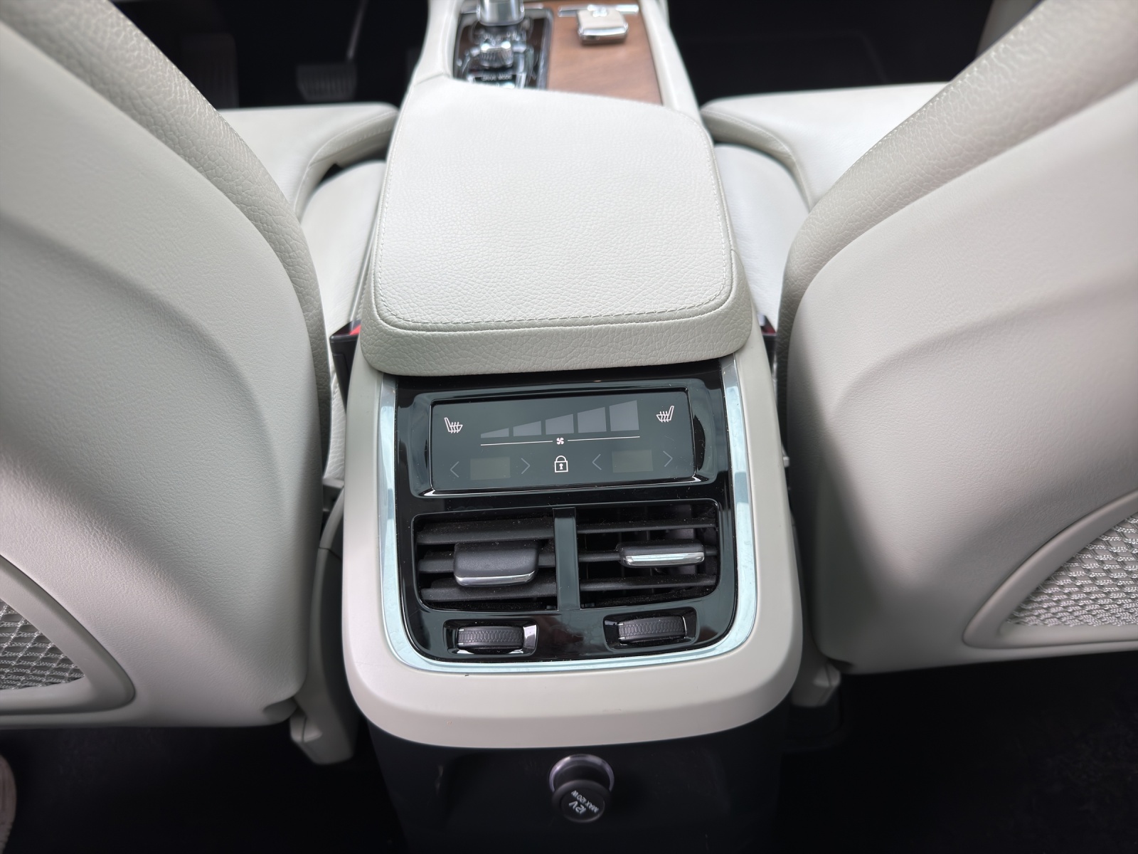 VOLVO XC90 T8 AWD Inscription Geartronic-image-16