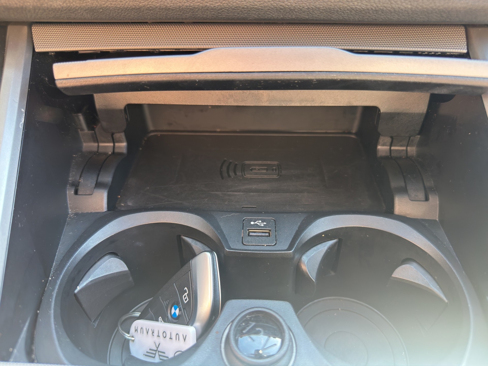 BMW 330e x DriveTouring Steptronic-image-40