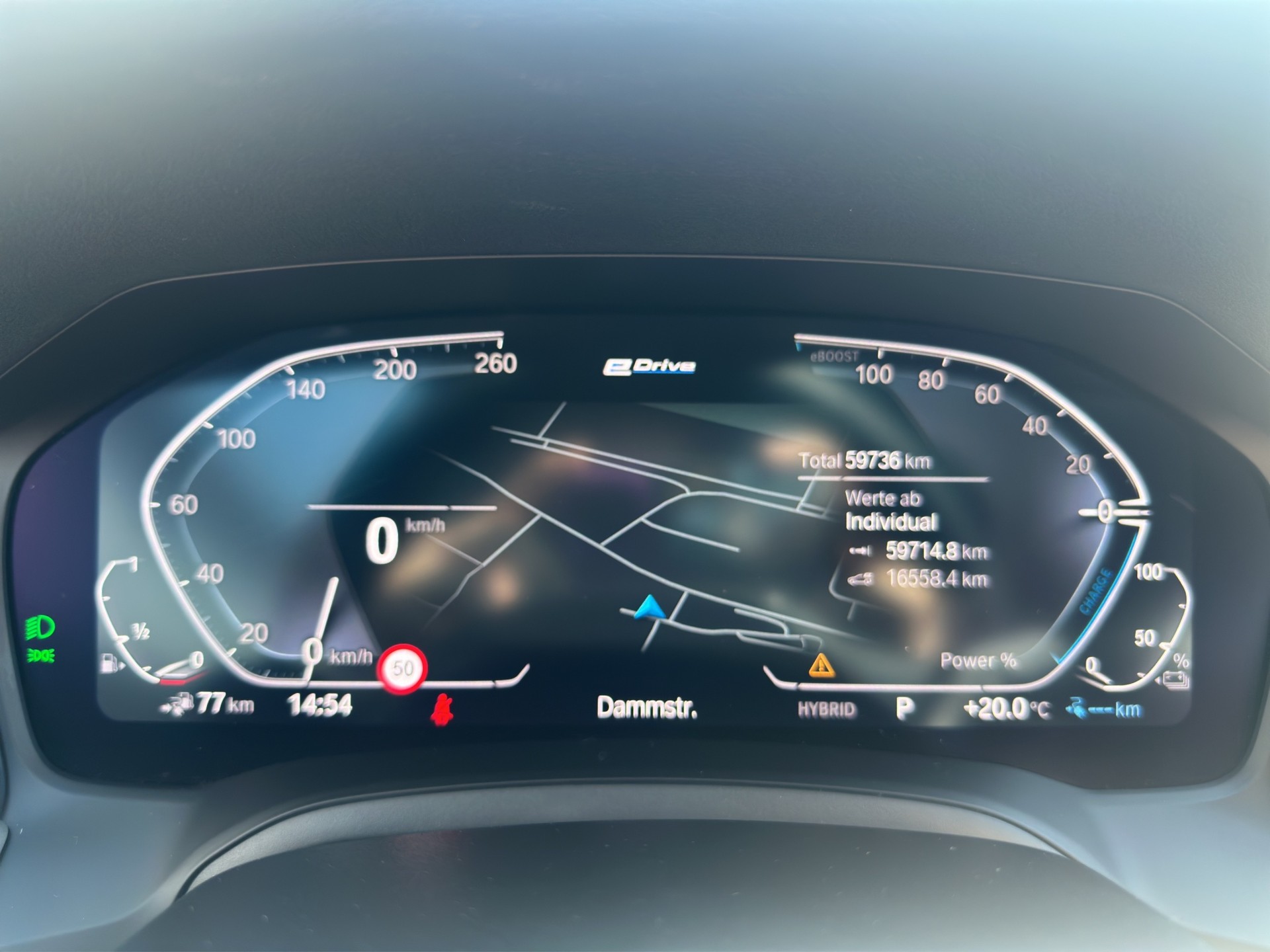 BMW 330e x DriveTouring Steptronic-image-31