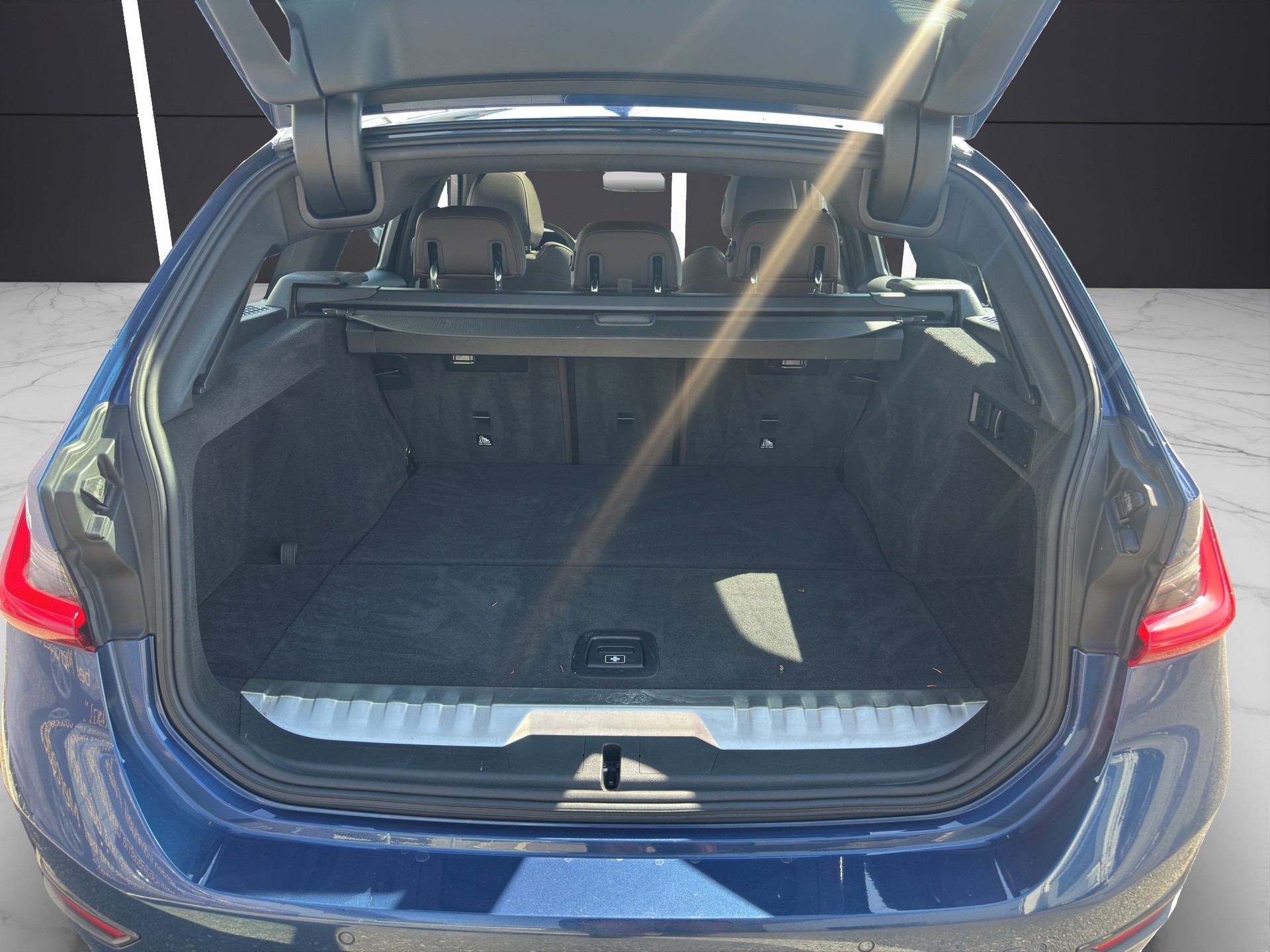 BMW 330e x DriveTouring Steptronic-image-13