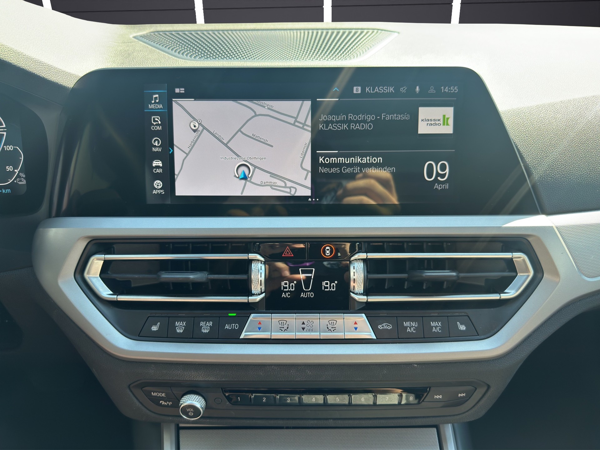 BMW 330e x DriveTouring Steptronic-image-35