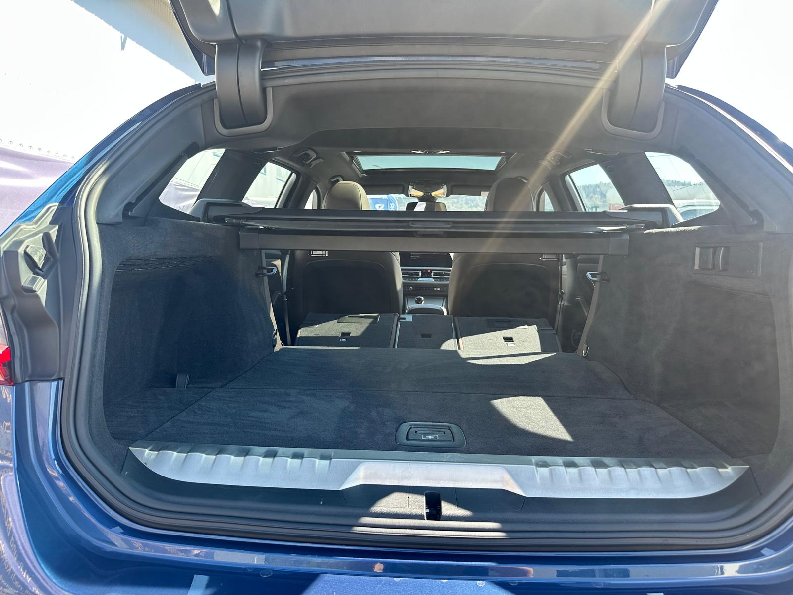 BMW 330e x DriveTouring Steptronic-image-15