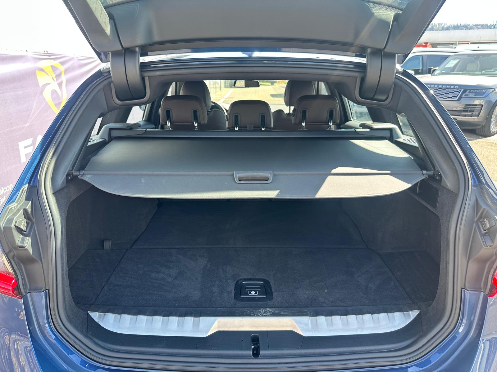 BMW 330e x DriveTouring Steptronic-image-14