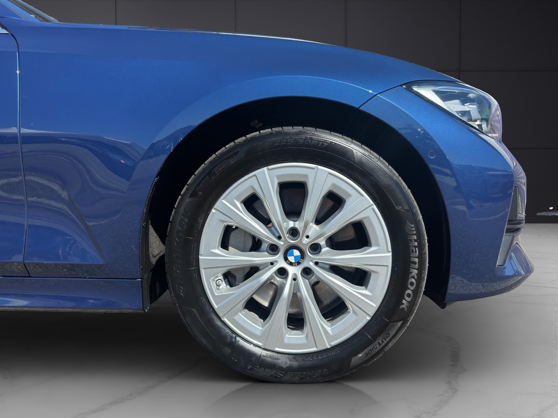 BMW 330e x DriveTouring Steptronic-image-10