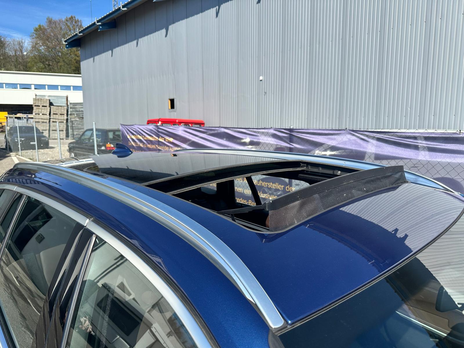 BMW 330e x DriveTouring Steptronic-image-11