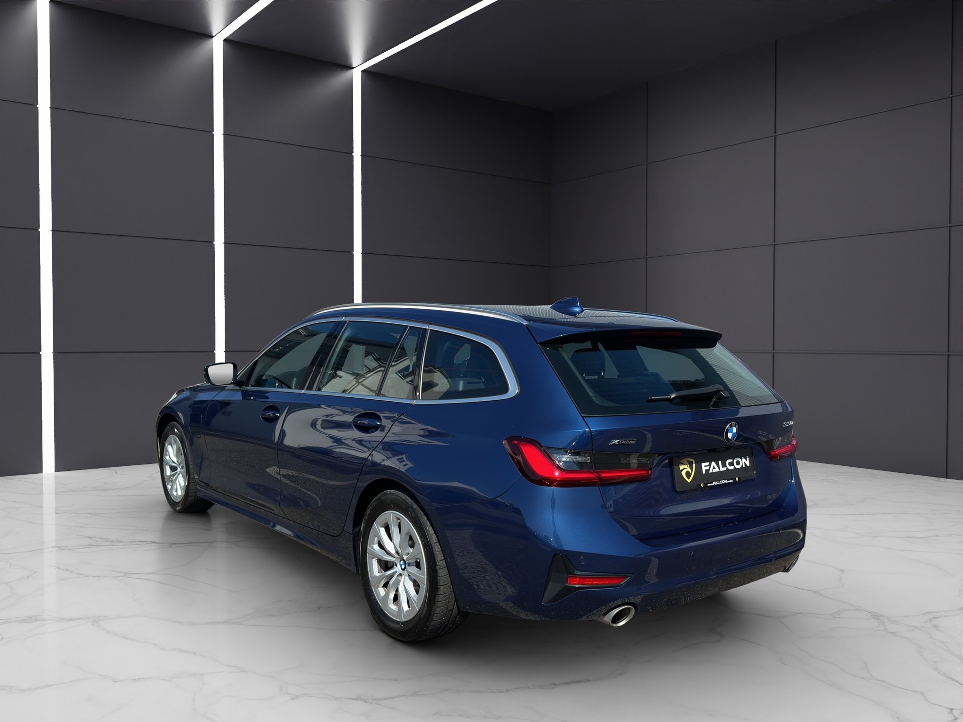 BMW 330e x DriveTouring Steptronic-showroom-element-3