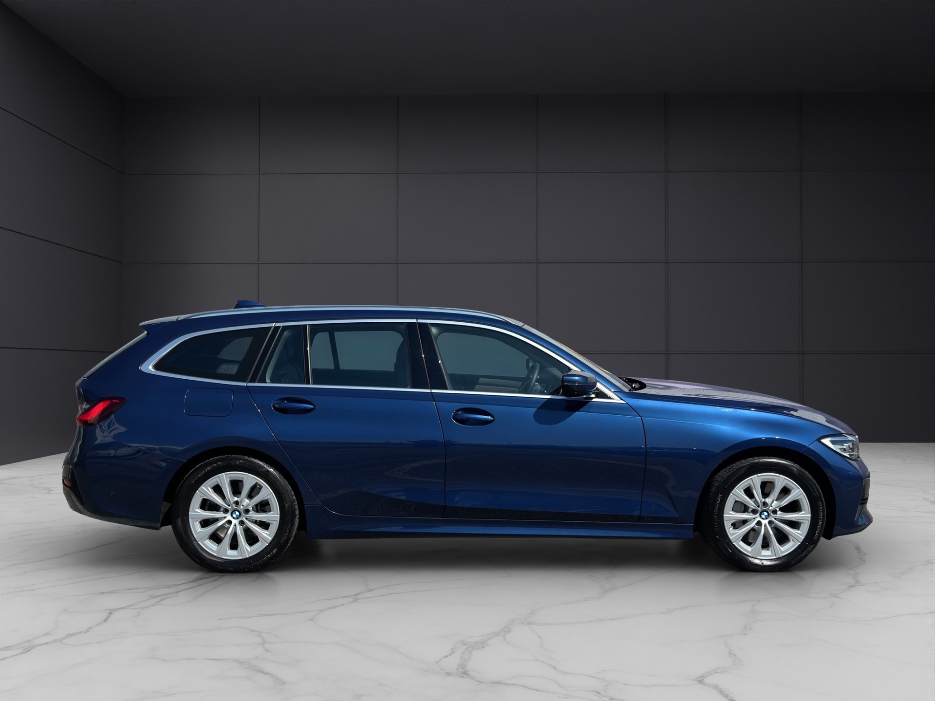 BMW 330e x DriveTouring Steptronic-image-6