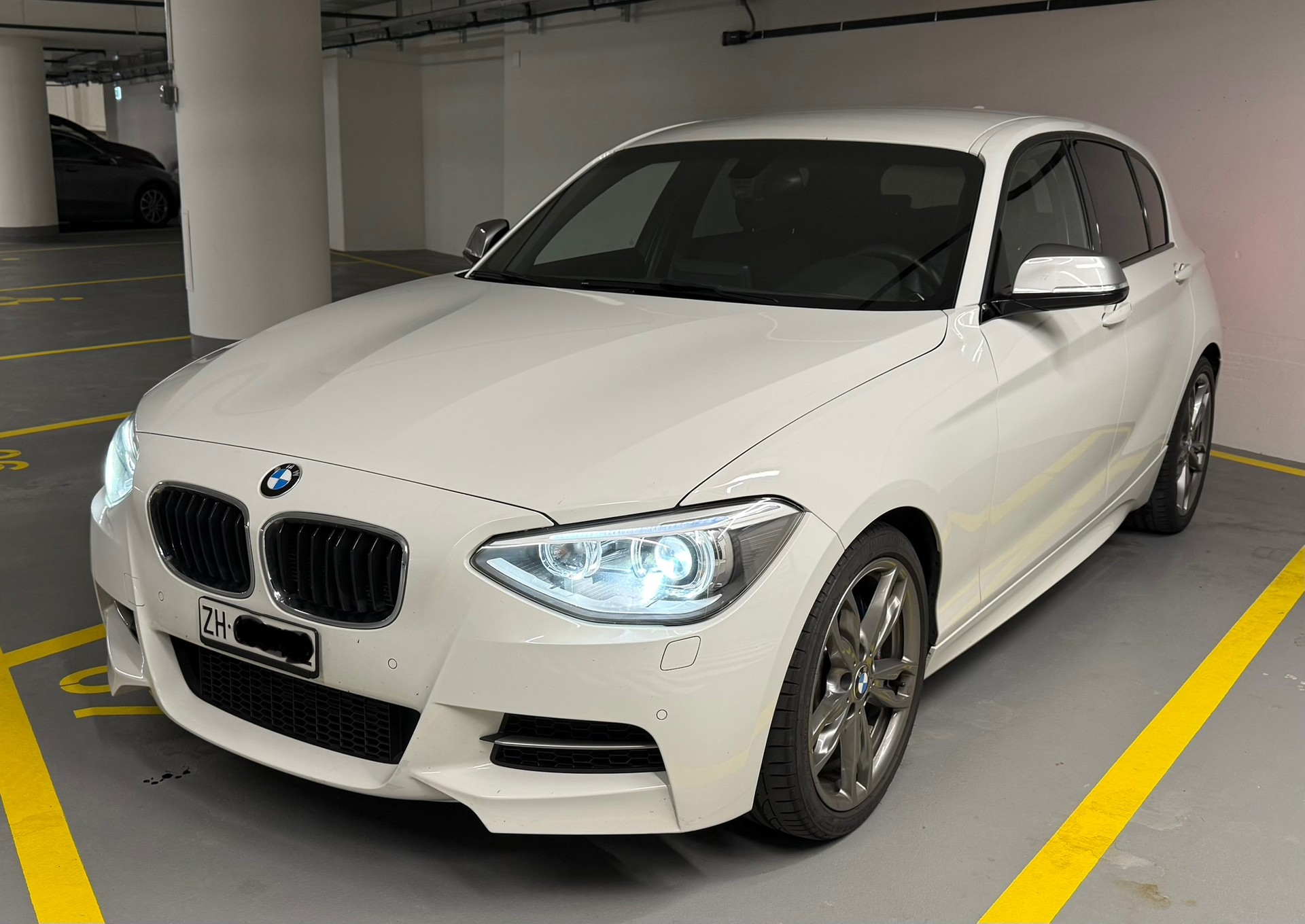 BMW M135i xDrive Steptronic-image-0