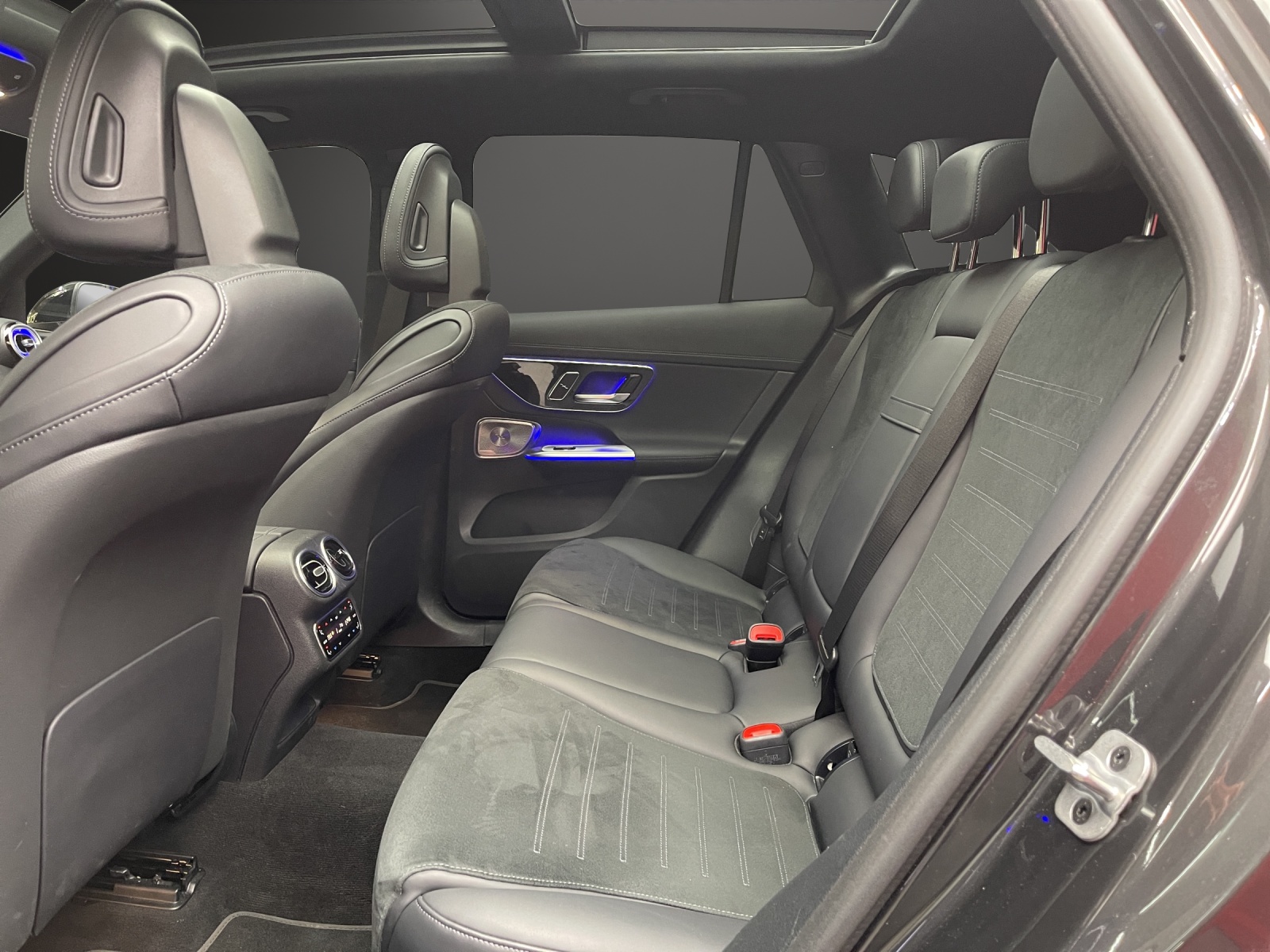 MERCEDES-BENZ GLC 300 4M AMG Line-image-10