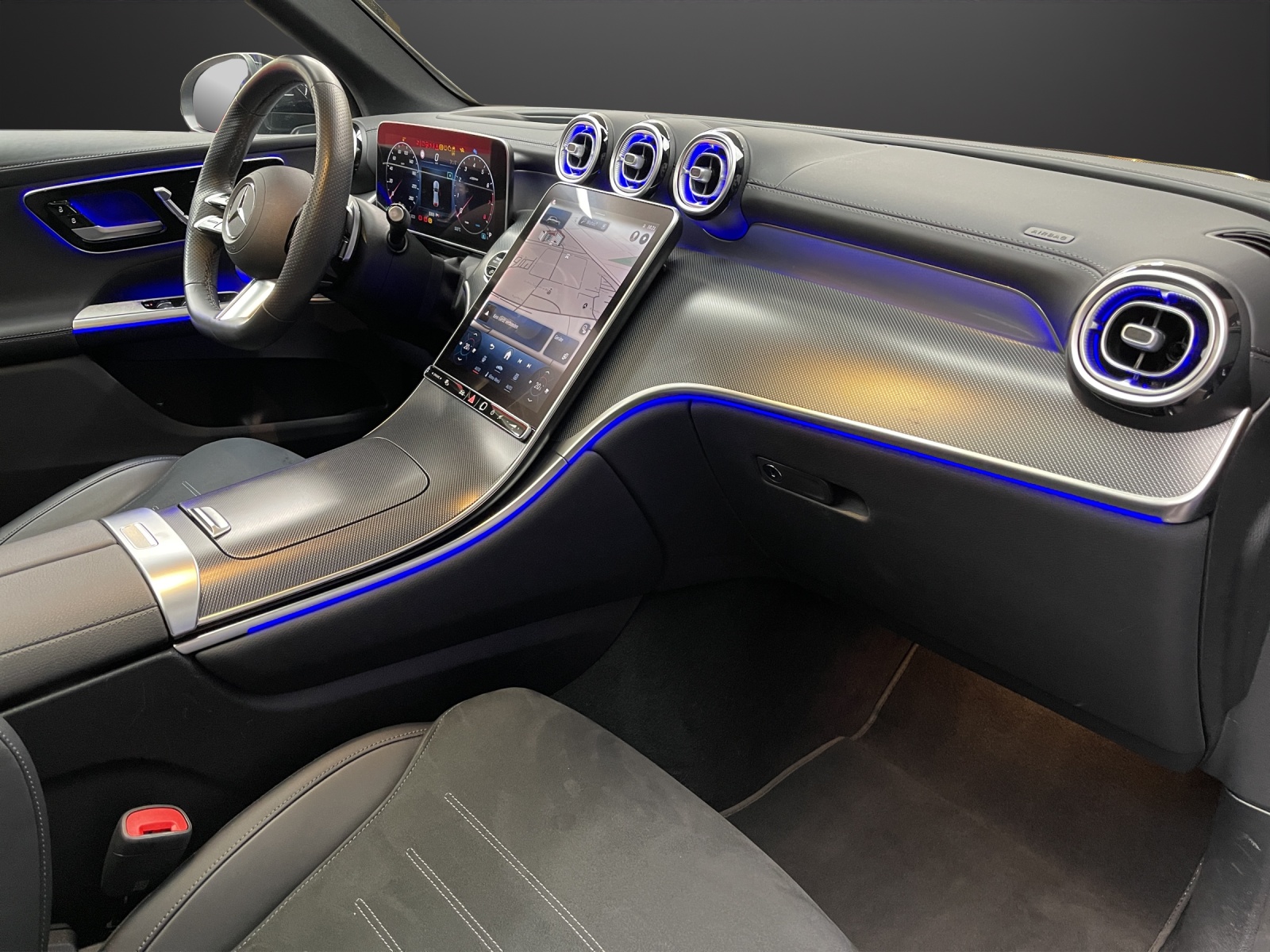 MERCEDES-BENZ GLC 300 4M AMG Line-image-8