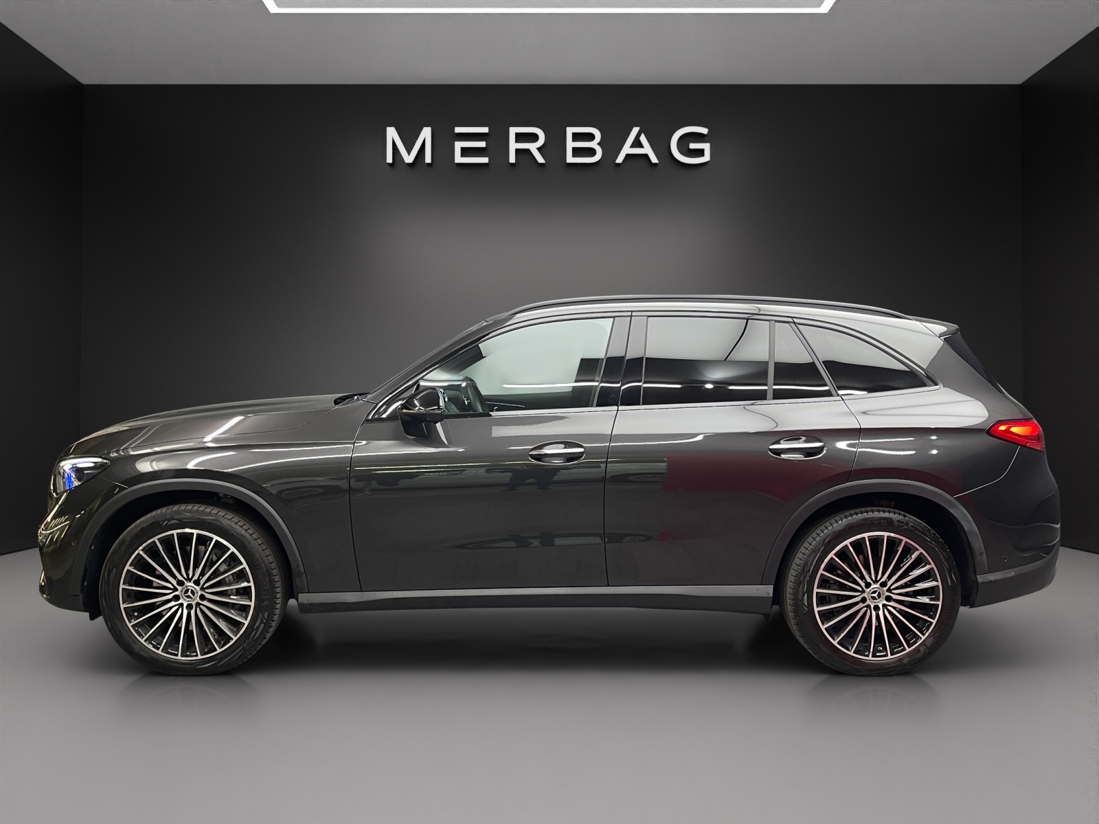 MERCEDES-BENZ GLC 300 4M AMG Line-image-2