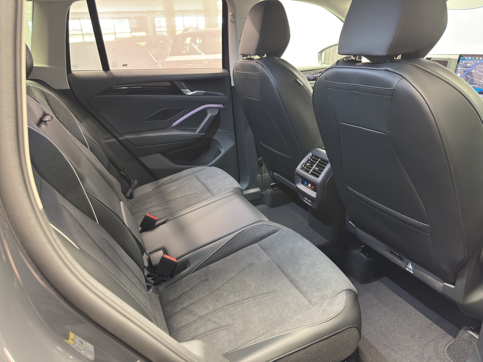 VW Tiguan 2.0 TDI SCR Elegance DSG 4motion-image-9