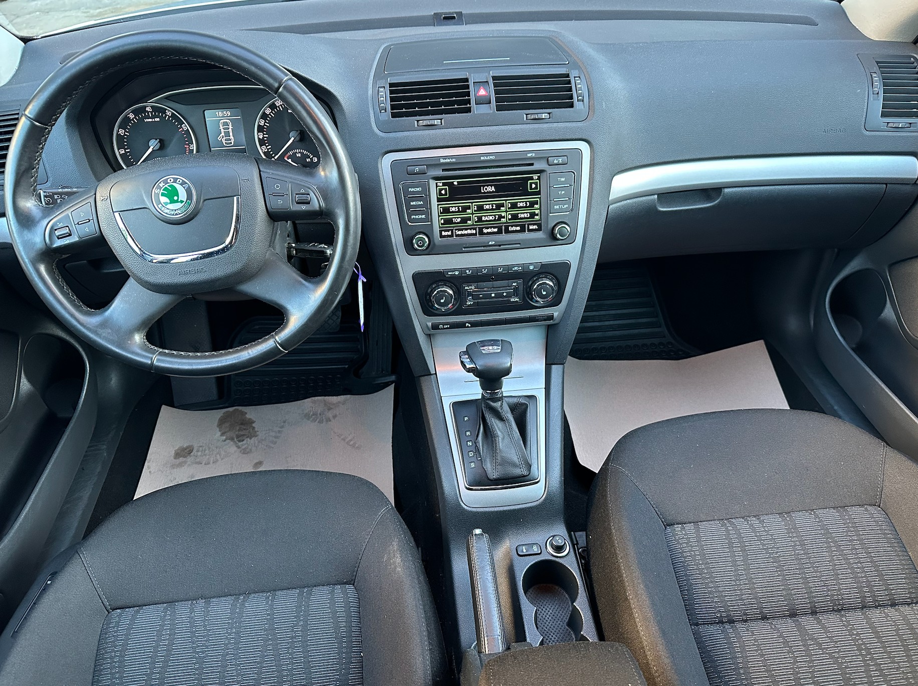SKODA Octavia Combi 1.4 TSI Elegance DSG-image-9