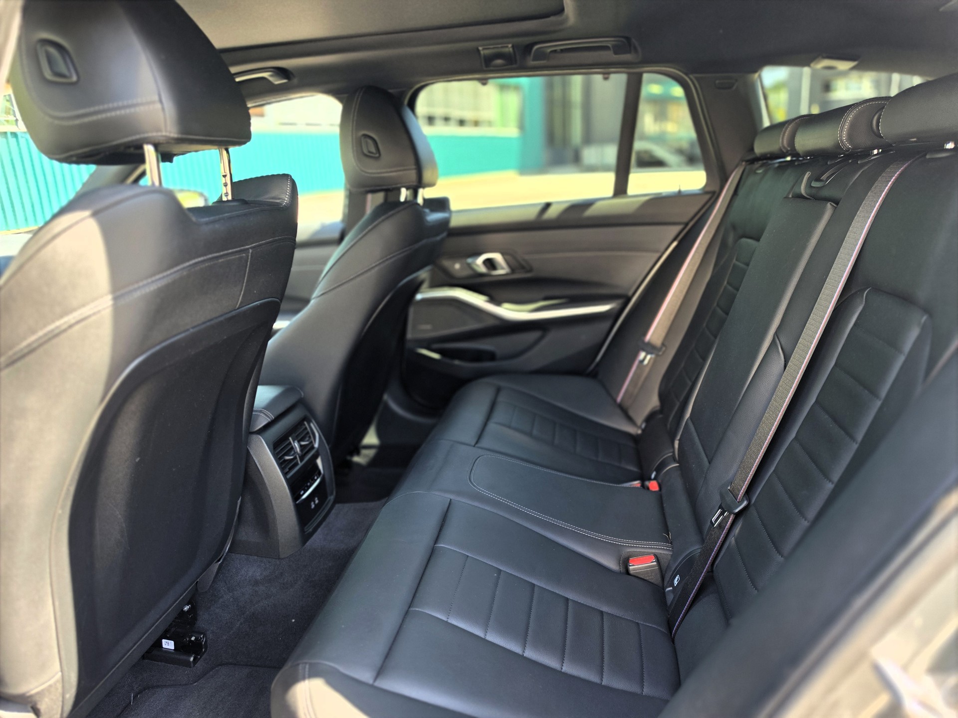 BMW 320d xDrive 48V Touring Steptronic M Sport Pro-image-12