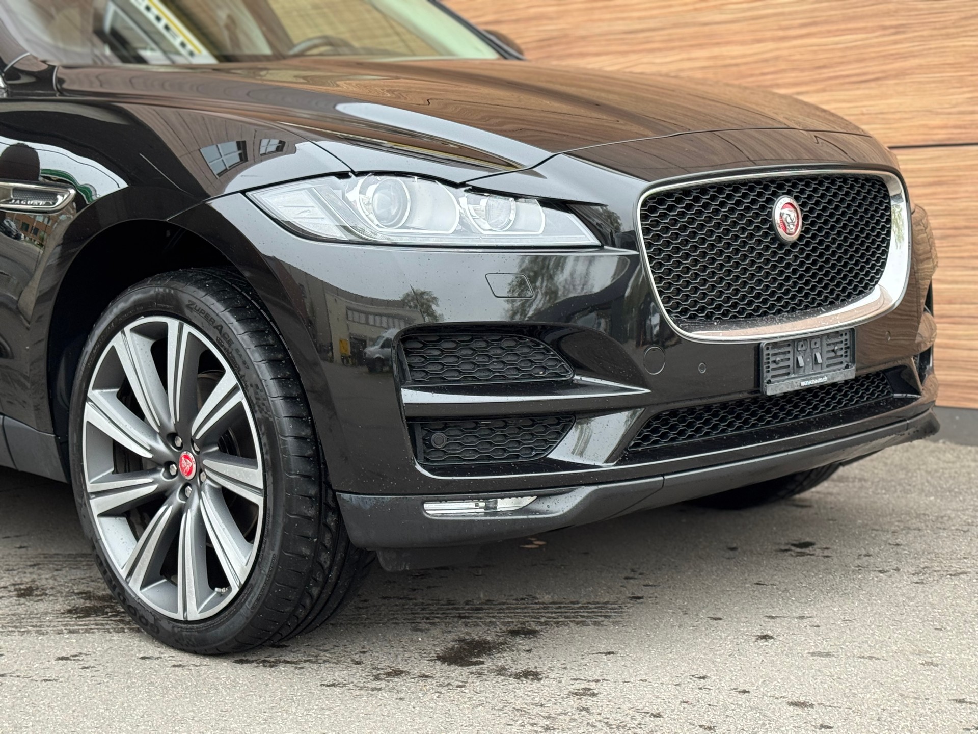 JAGUAR F-Pace 2.0d Prestige AWD Automatik-image-1