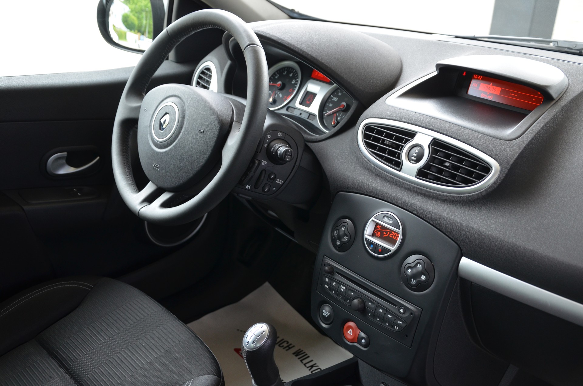 RENAULT Clio 1.2 16V Turbo Dynamique*Ab MFK,1 Jahr oder 20'000km Garantie*-image-15